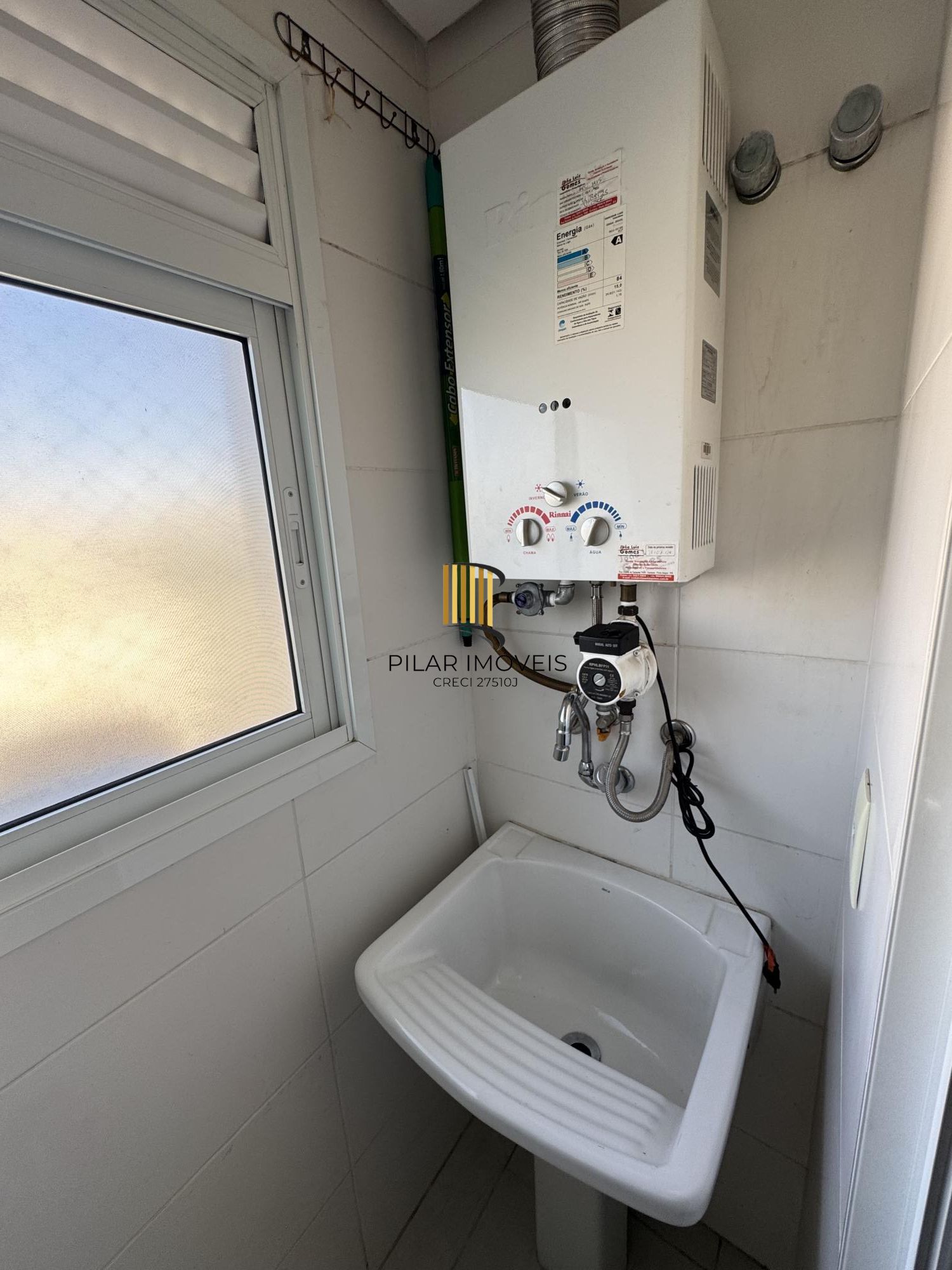 Apartamento de 1 quarto com suíte, semi-mobiliado e 1 vaga de garagem na Cidade Baixa.