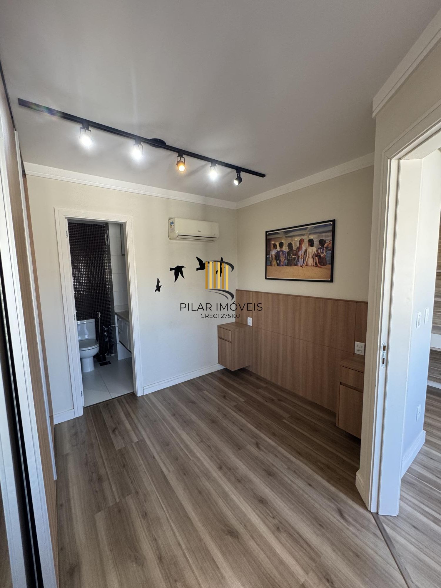 Apartamento de 1 quarto com suíte, semi-mobiliado e 1 vaga de garagem na Cidade Baixa.