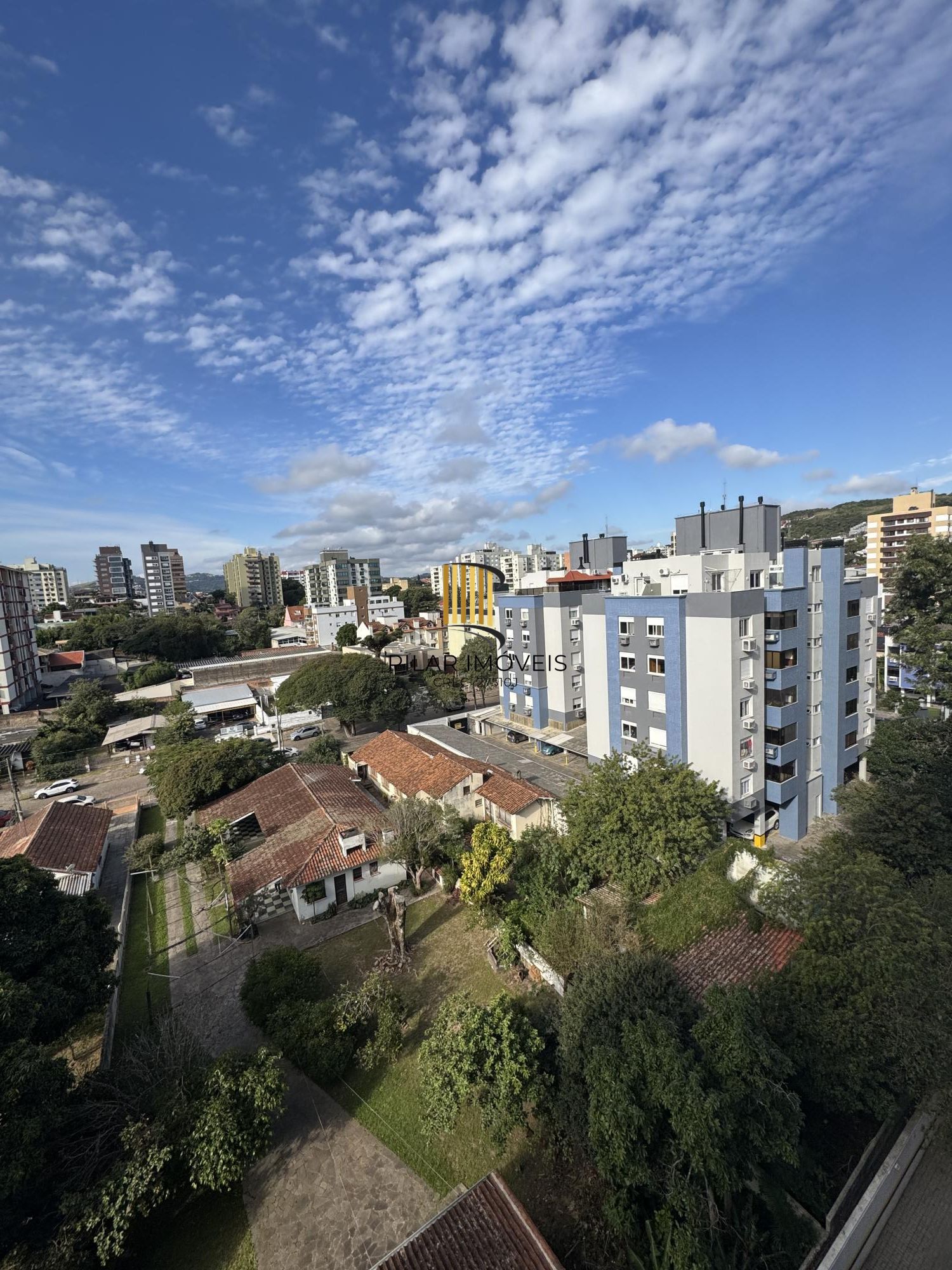 Apartamento em andar alto, posição solar norte/nascente, com excelente iluminação e ventilação natural.