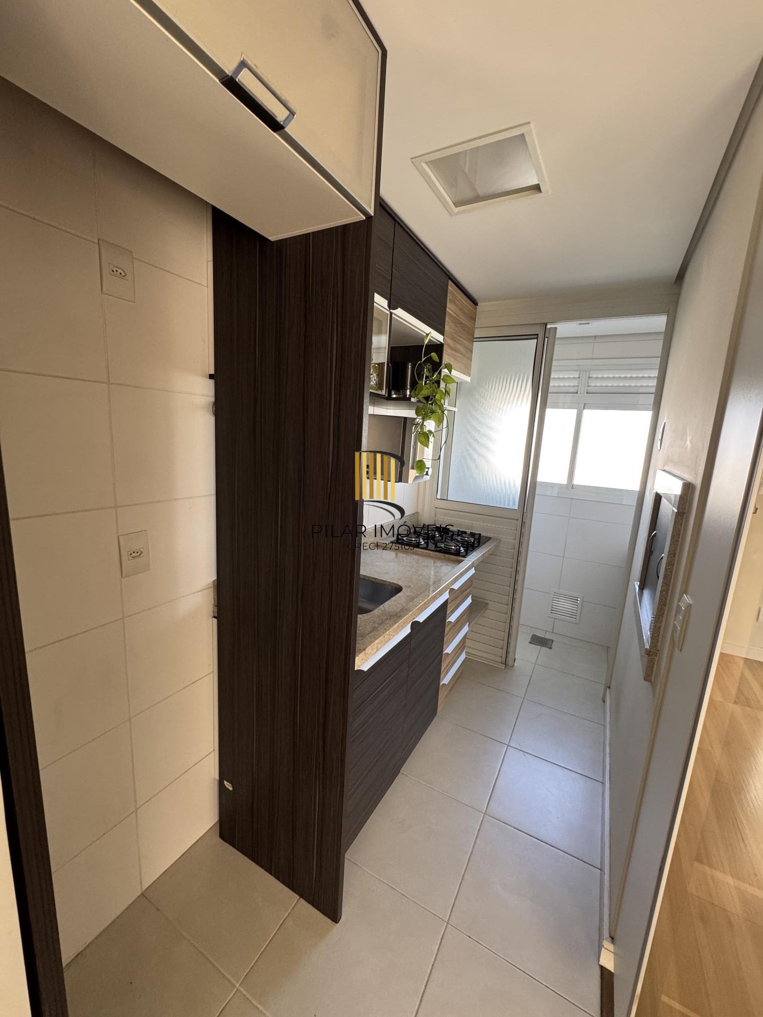 Apartamento de 1 quarto com suíte, semi-mobiliado e 1 vaga de garagem na Cidade Baixa.