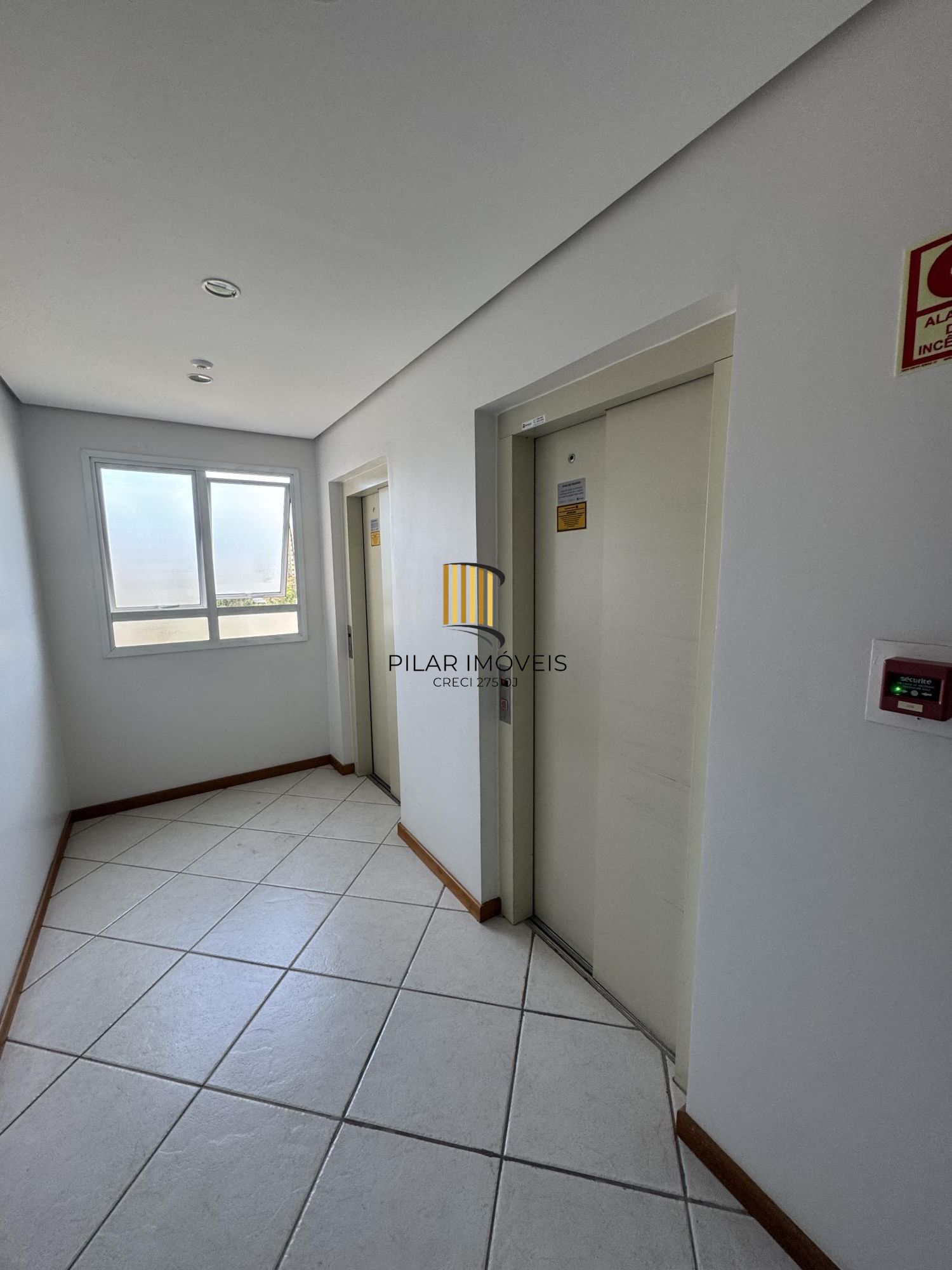 Apartamento em andar alto, posição solar norte/nascente, com excelente iluminação e ventilação natural.