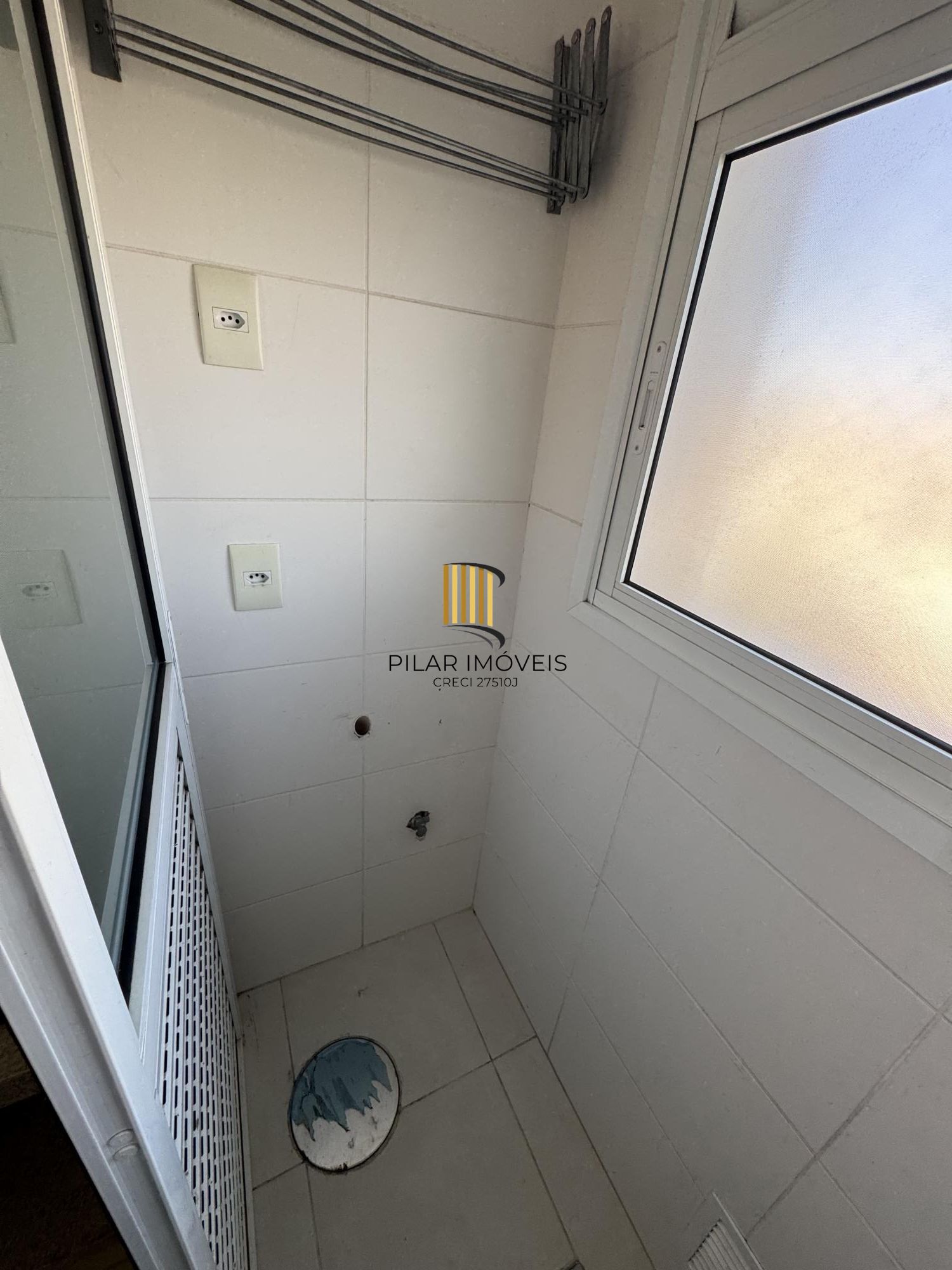 Apartamento de 1 quarto com suíte, semi-mobiliado e 1 vaga de garagem na Cidade Baixa.