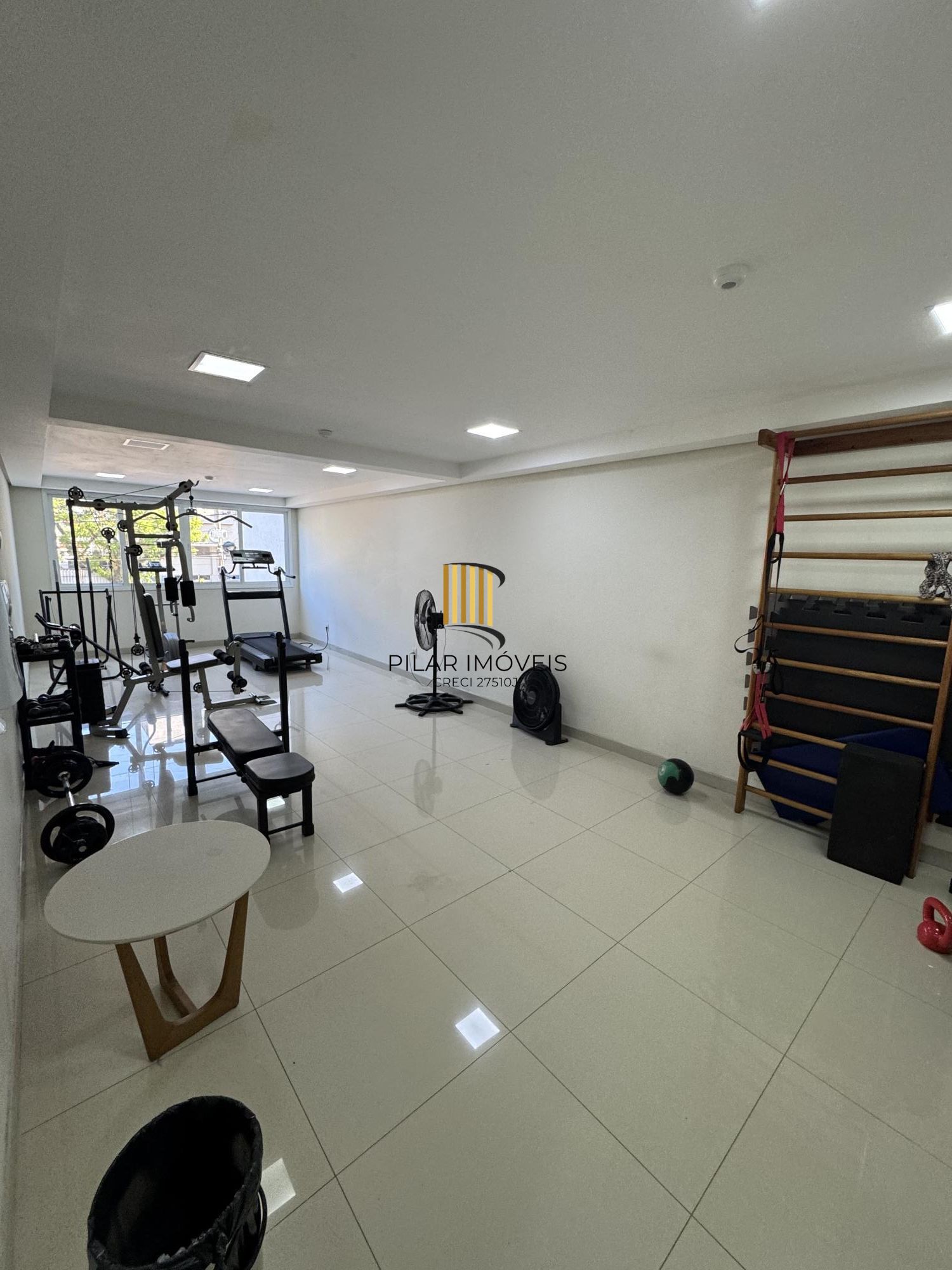 Apartamento de 1 quarto com suíte, semi-mobiliado e 1 vaga de garagem na Cidade Baixa.