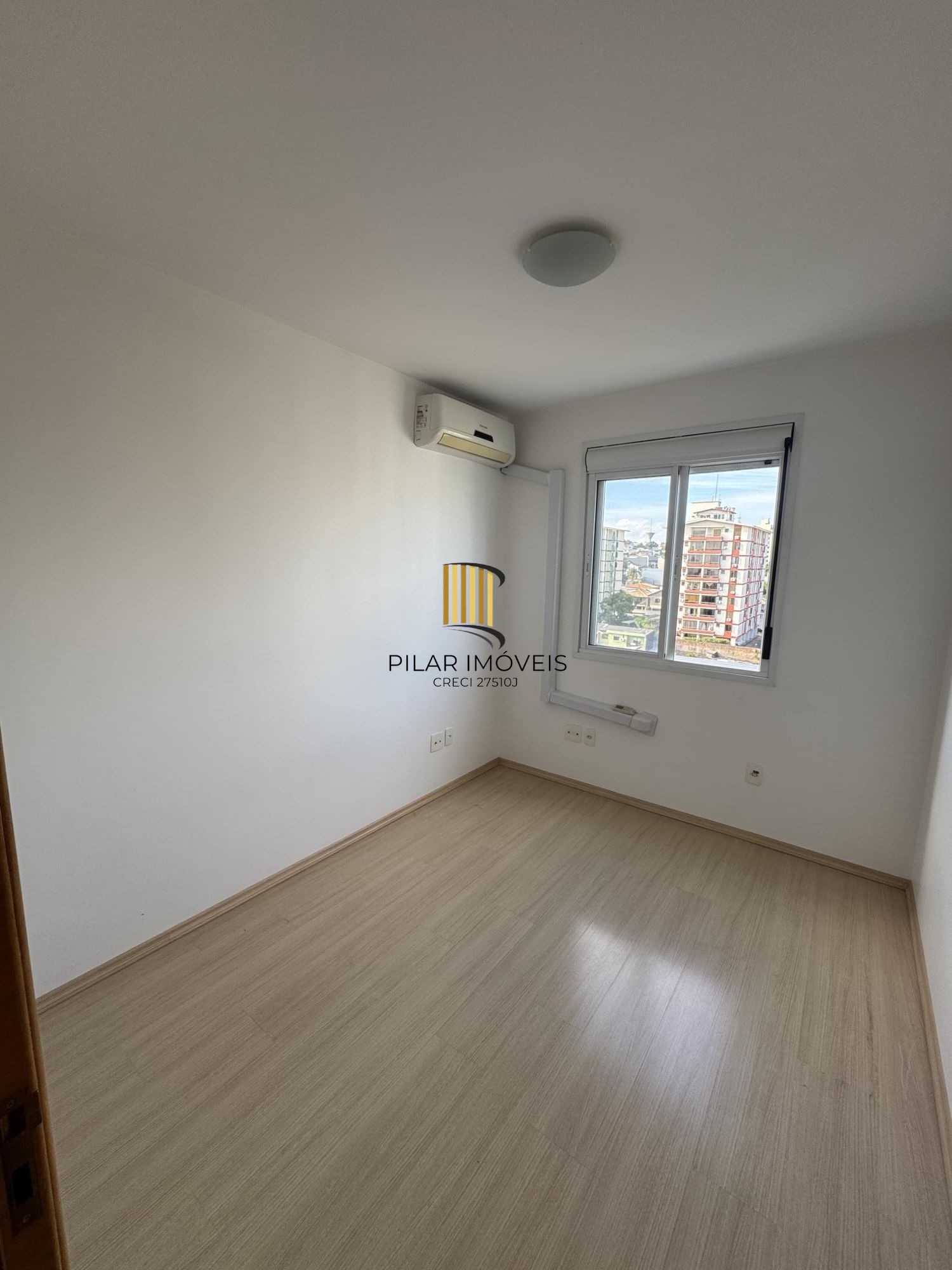 Apartamento em andar alto, posição solar norte/nascente, com excelente iluminação e ventilação natural.