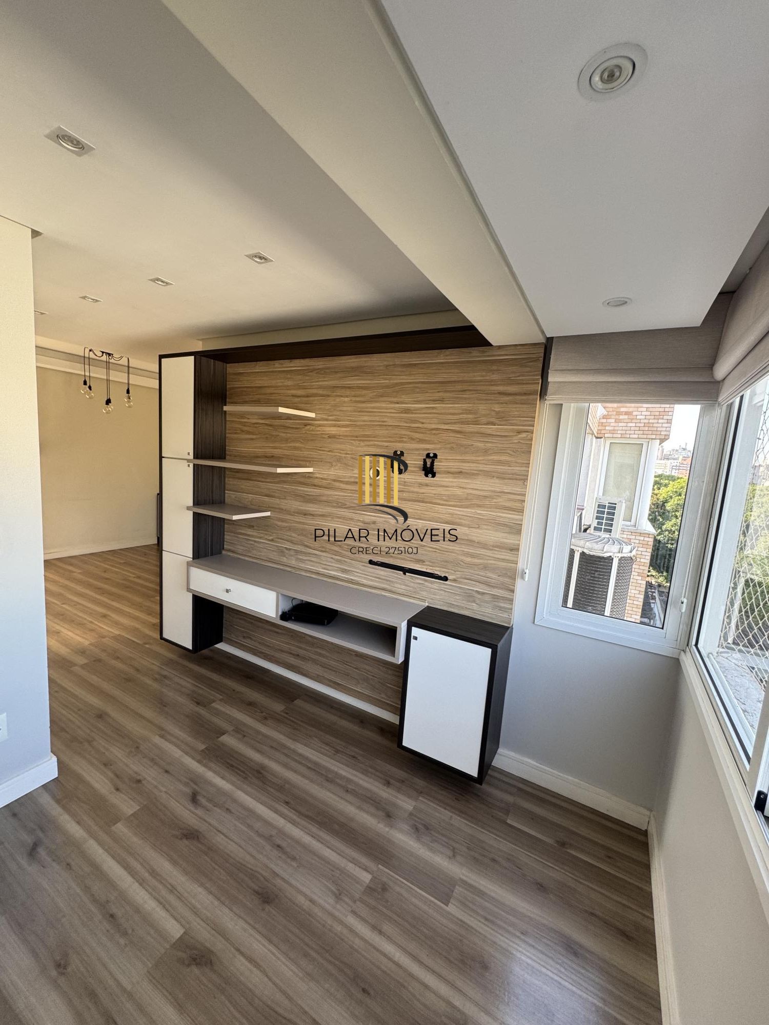 Apartamento de 1 quarto com suíte, semi-mobiliado e 1 vaga de garagem na Cidade Baixa.