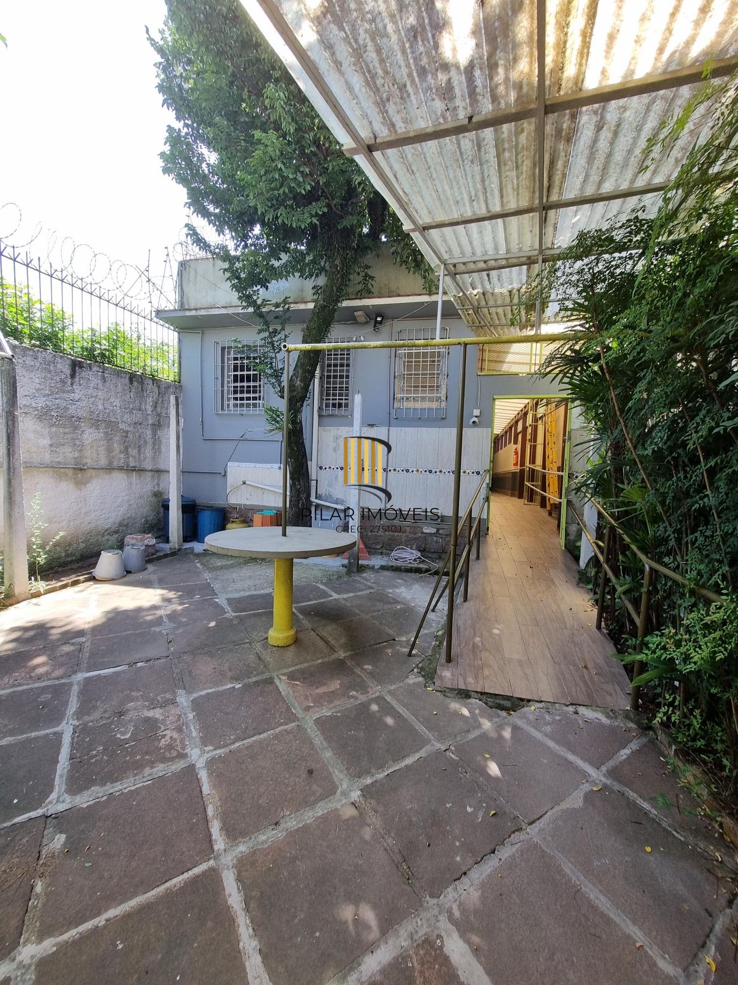 Casa Comercial 5 dormitórios no bairro Menino Deus