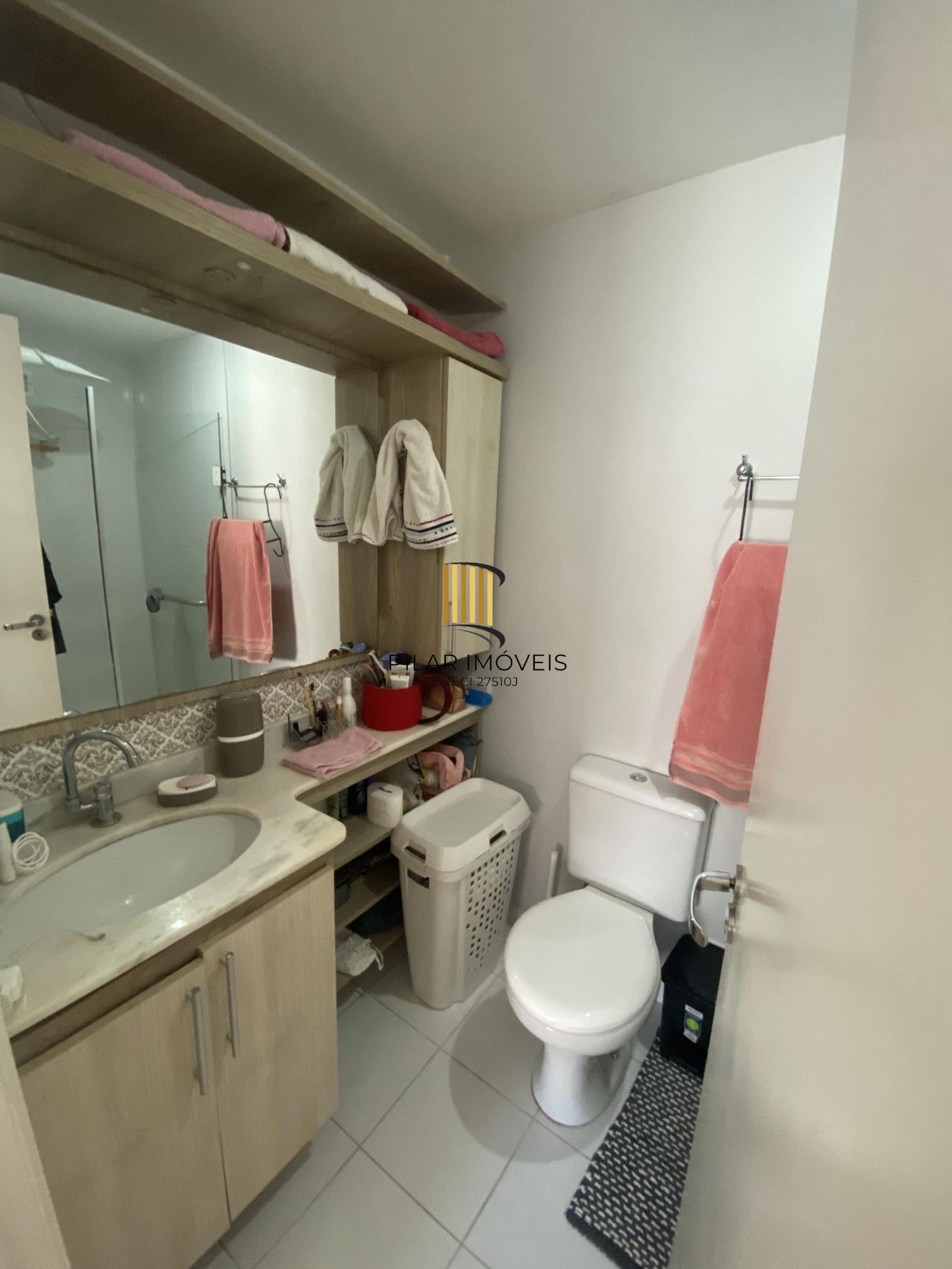 Apartamento de 2 quartos, suíte, semimobiliado, no bairro Vila Ipiranga.