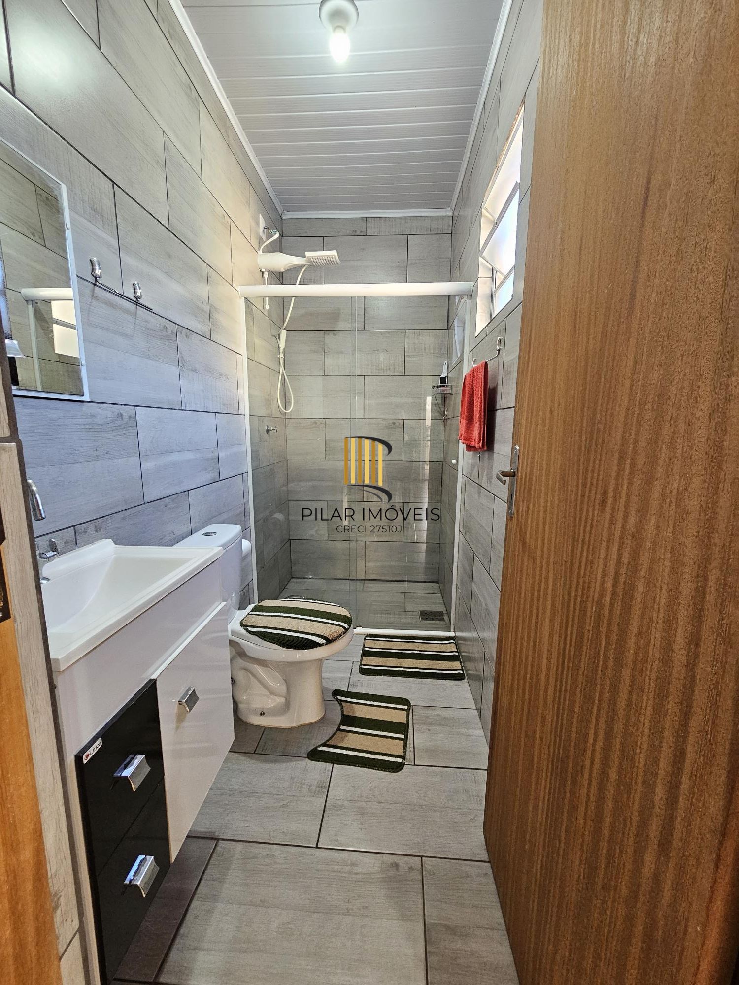 Oportunidade Única! Casa Residencial com 2 Quartos, 2 Banheiros e 2 Vagas de Garagem em Cachoeirinha, Rio Grande do Sul**