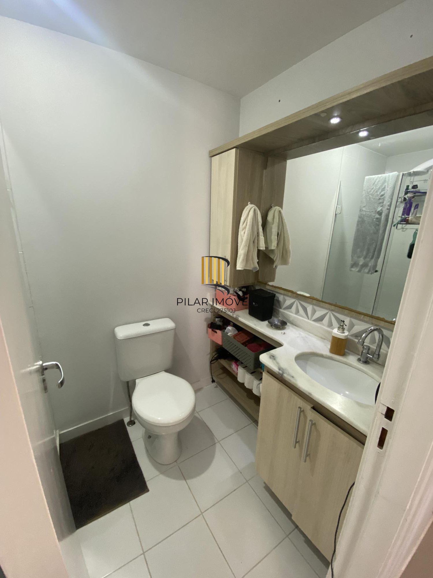 Apartamento de 2 quartos, suíte, semimobiliado, no bairro Vila Ipiranga.