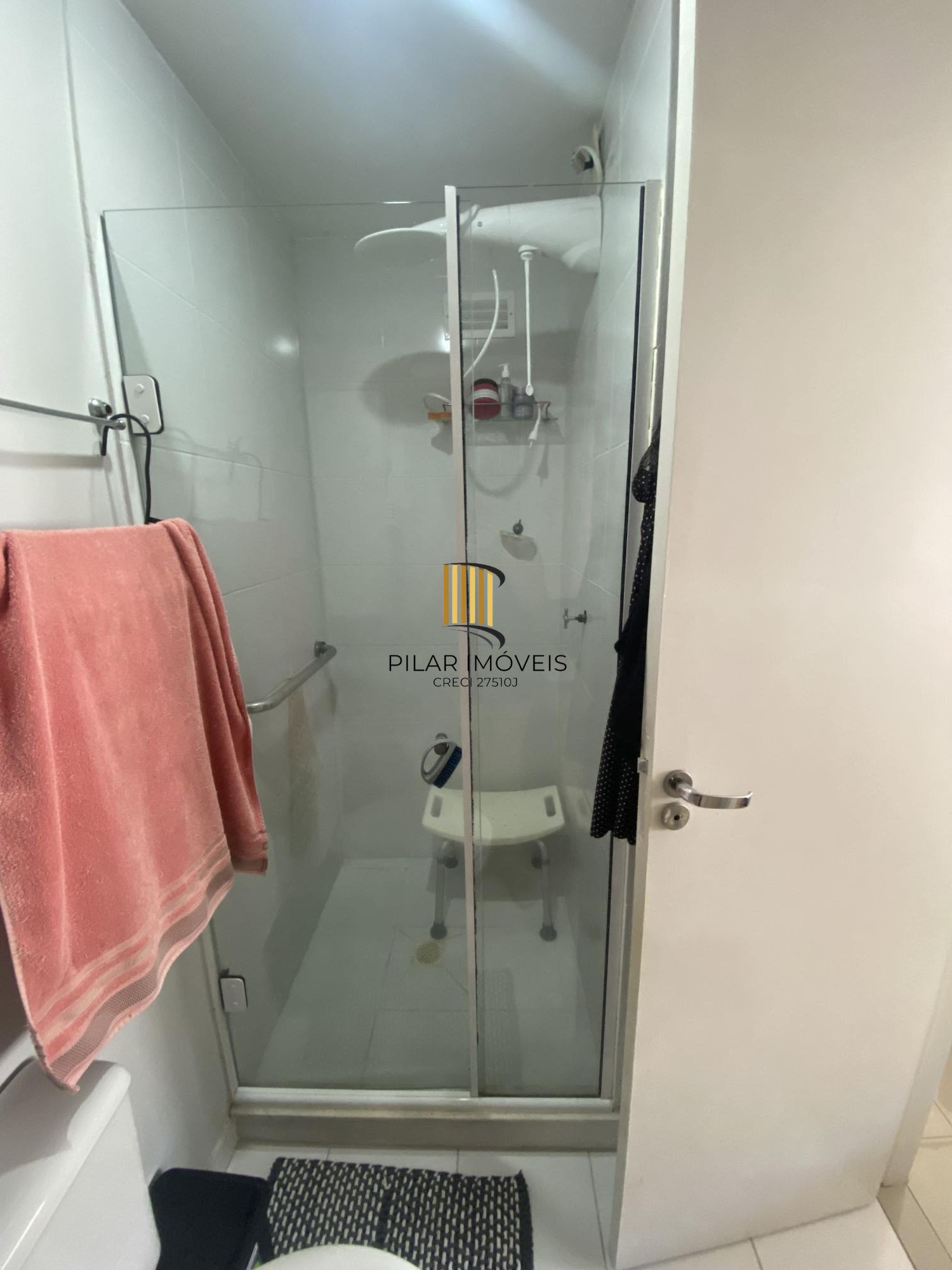 Apartamento de 2 quartos, suíte, semimobiliado, no bairro Vila Ipiranga.