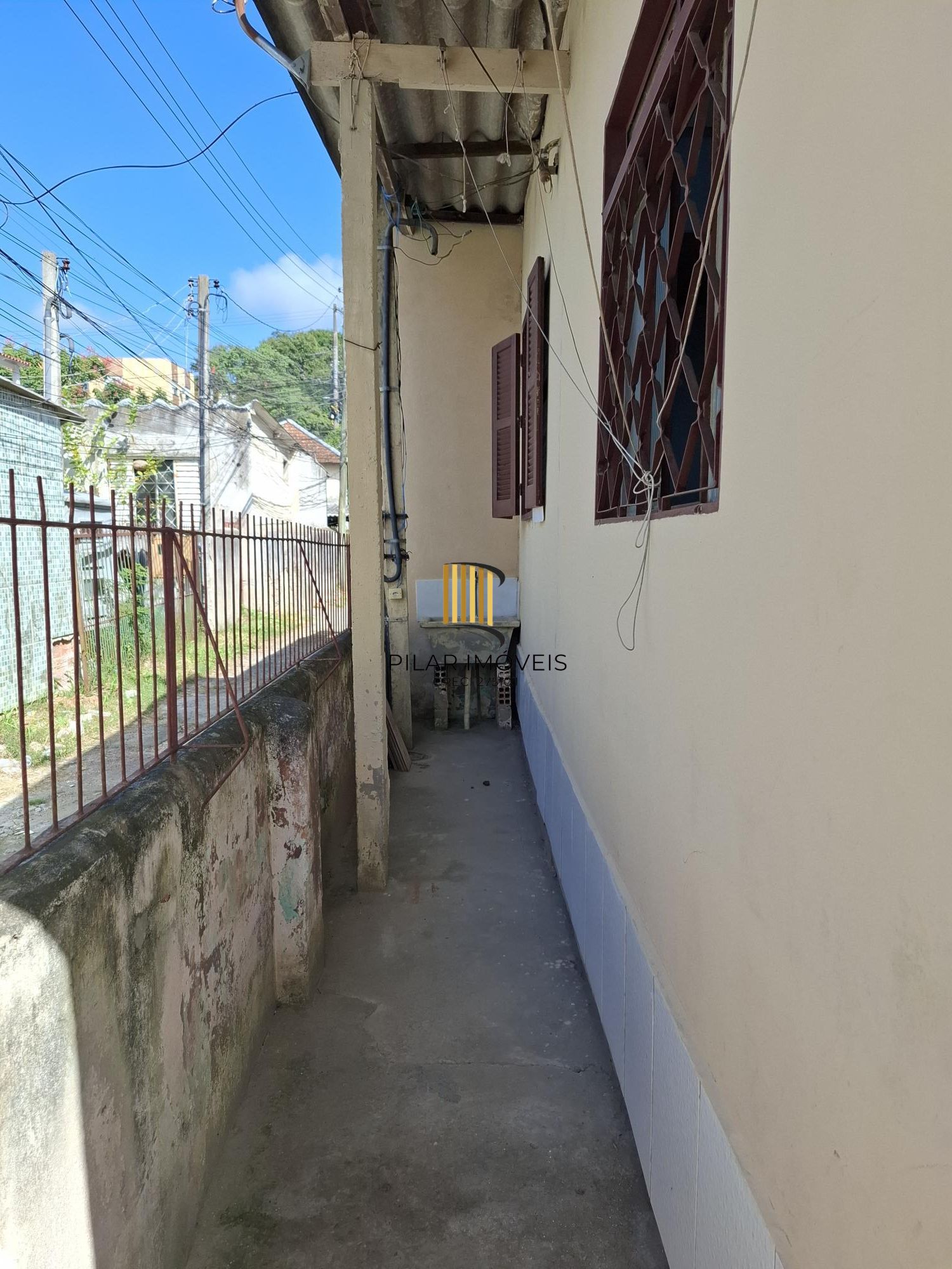 Vende Casa no Bairro Cavalhada em acesso a poucos metros da Avenida. Construídos 2 residências geminadas com 1 dormitório separado, sala e cozinha integrados casa uma, mais chalé antigo de madeira.