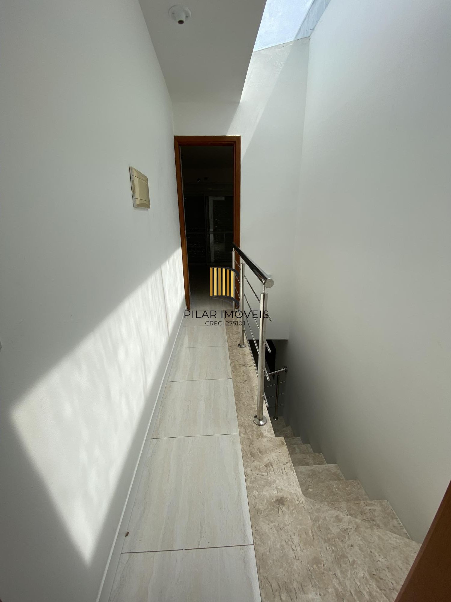 Sobrado com 2 Suítes, Sacada e Pátio com Teto Retrátil