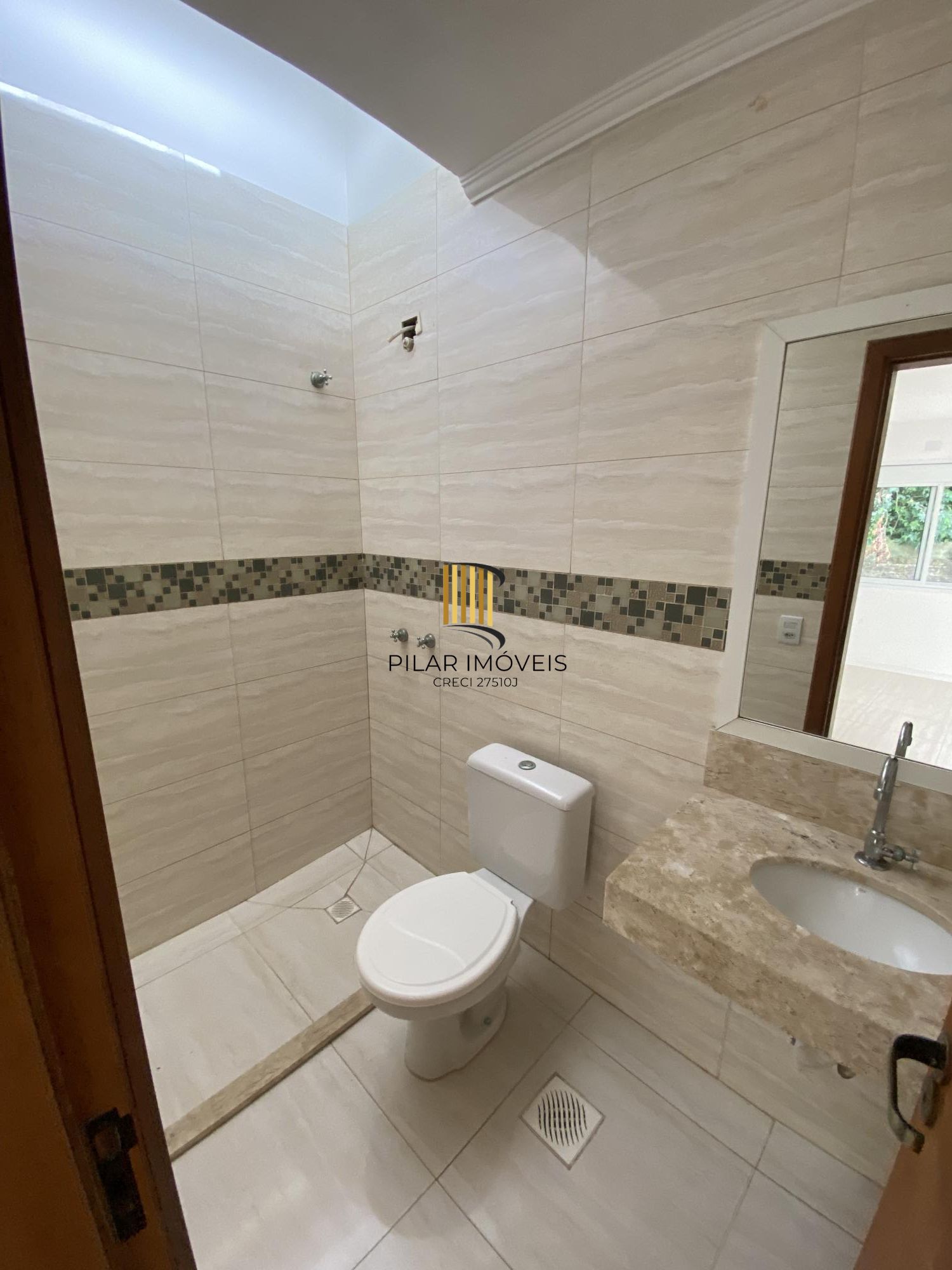 Sobrado com 2 Suítes, Sacada e Pátio com Teto Retrátil