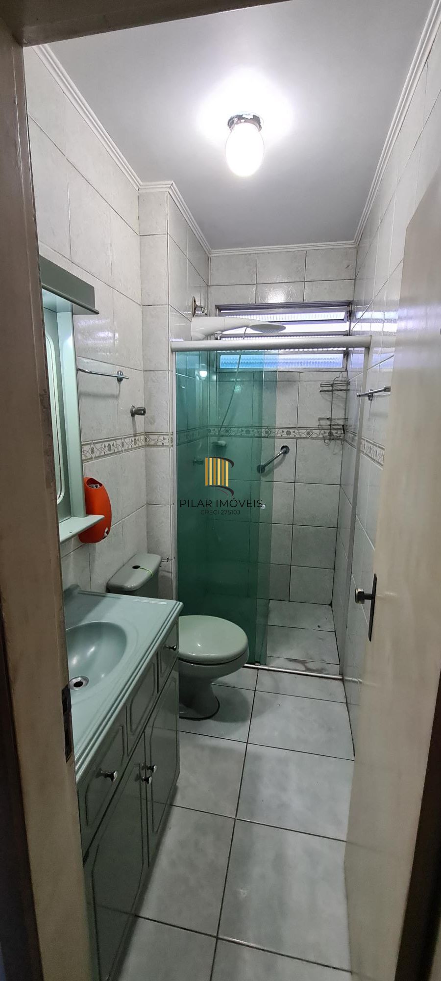 Apartamento de 2 dormitorios e vaga de garagem rotativa em Porto Alegre.