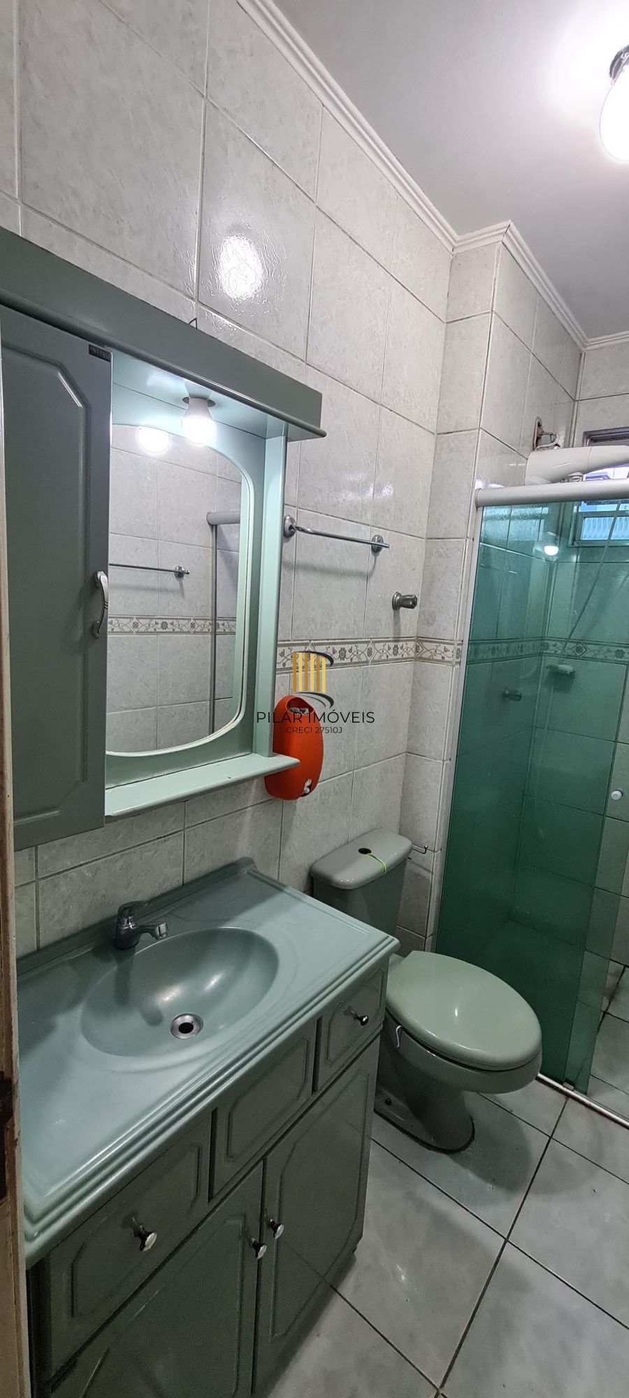 Apartamento de 2 dormitorios e vaga de garagem rotativa em Porto Alegre.