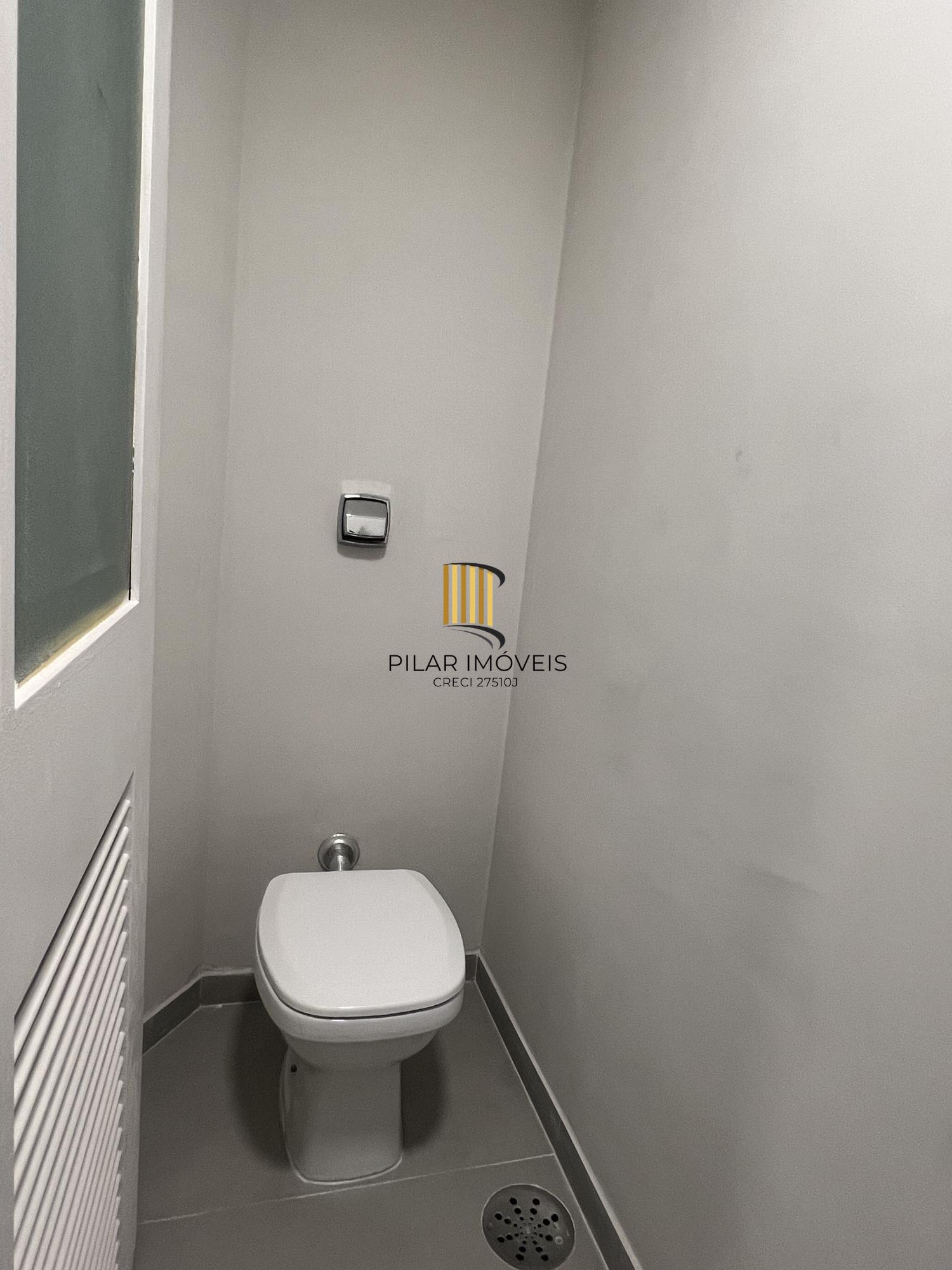 Apartamento reformado no bairro Tristeza com infraestrutura completa.