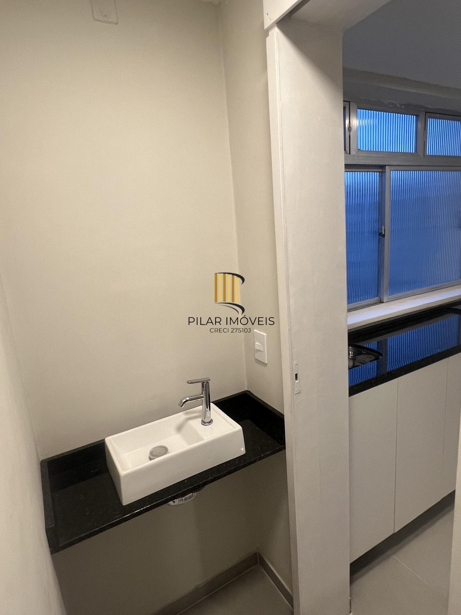 Apartamento reformado no bairro Tristeza com infraestrutura completa.