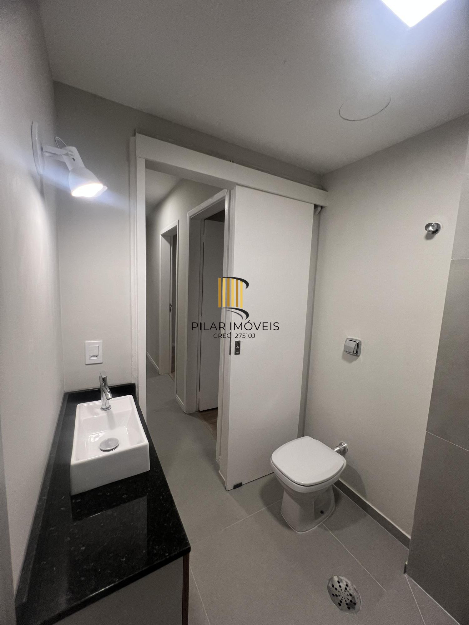 Apartamento reformado no bairro Tristeza com infraestrutura completa.