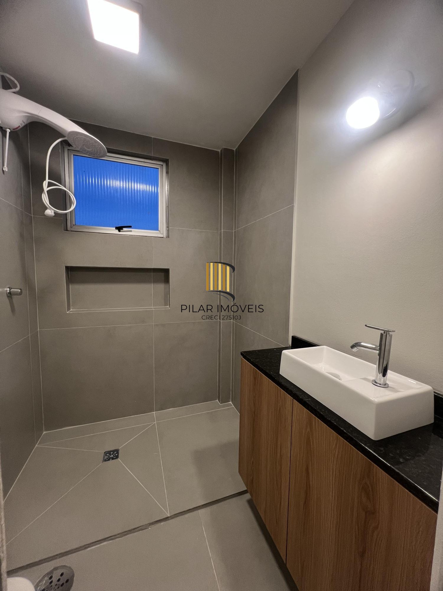 Apartamento reformado no bairro Tristeza com infraestrutura completa.