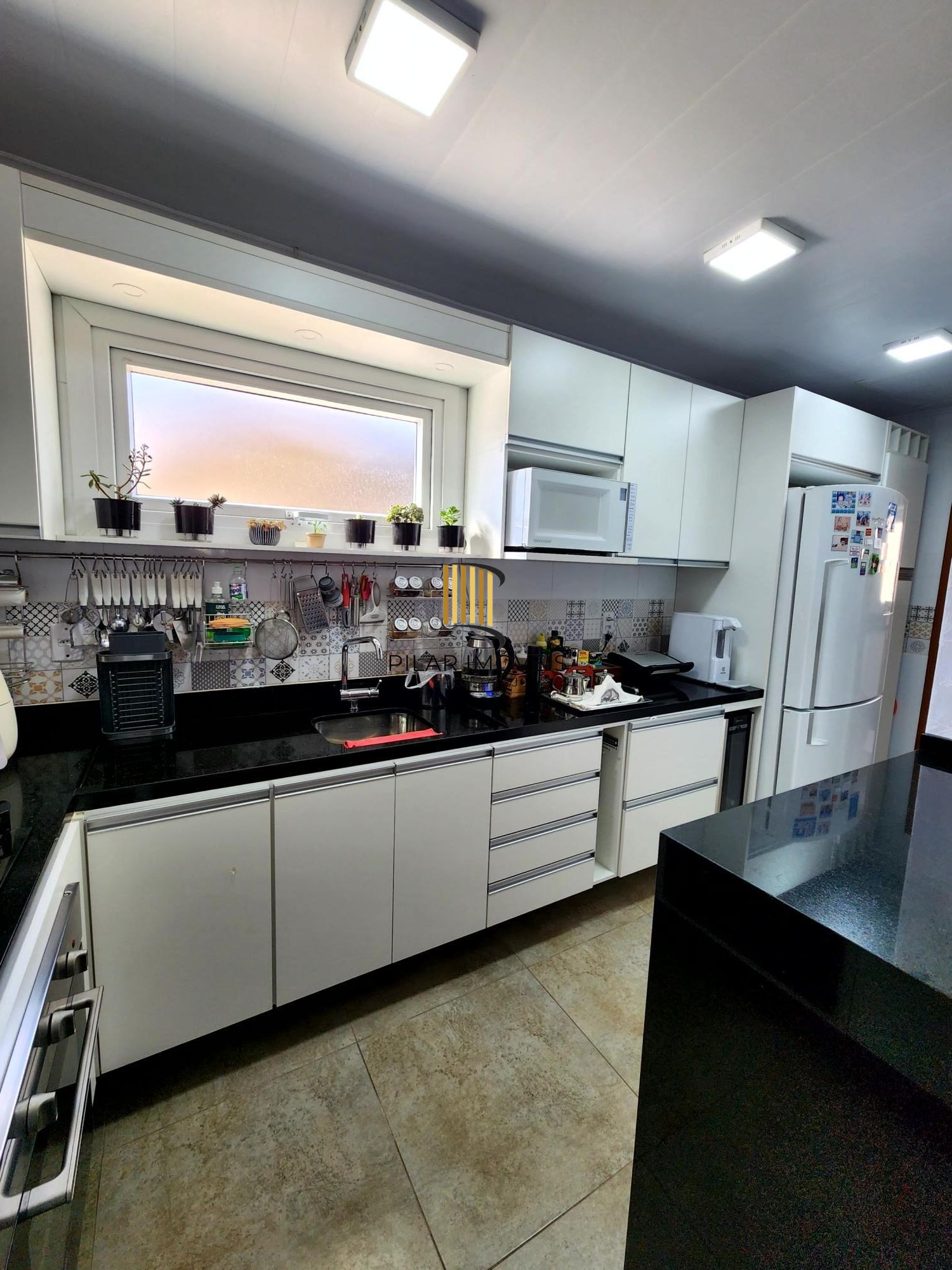 Casa com 2 dormitórios, suíte, piscina e espaço gourmet no Jardim Algarve