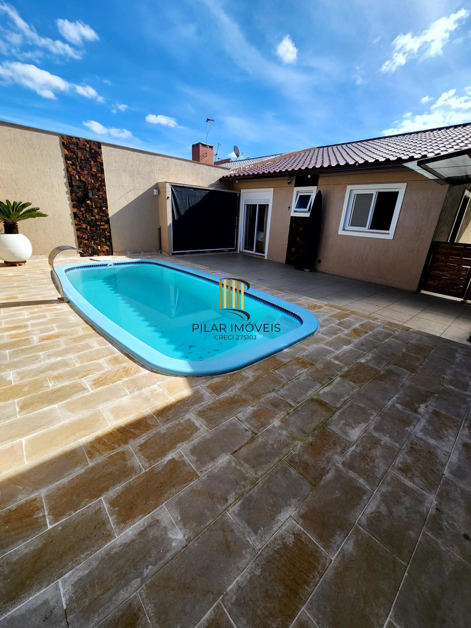 Casa com 2 dormitórios, suíte, piscina e espaço gourmet no Jardim Algarve