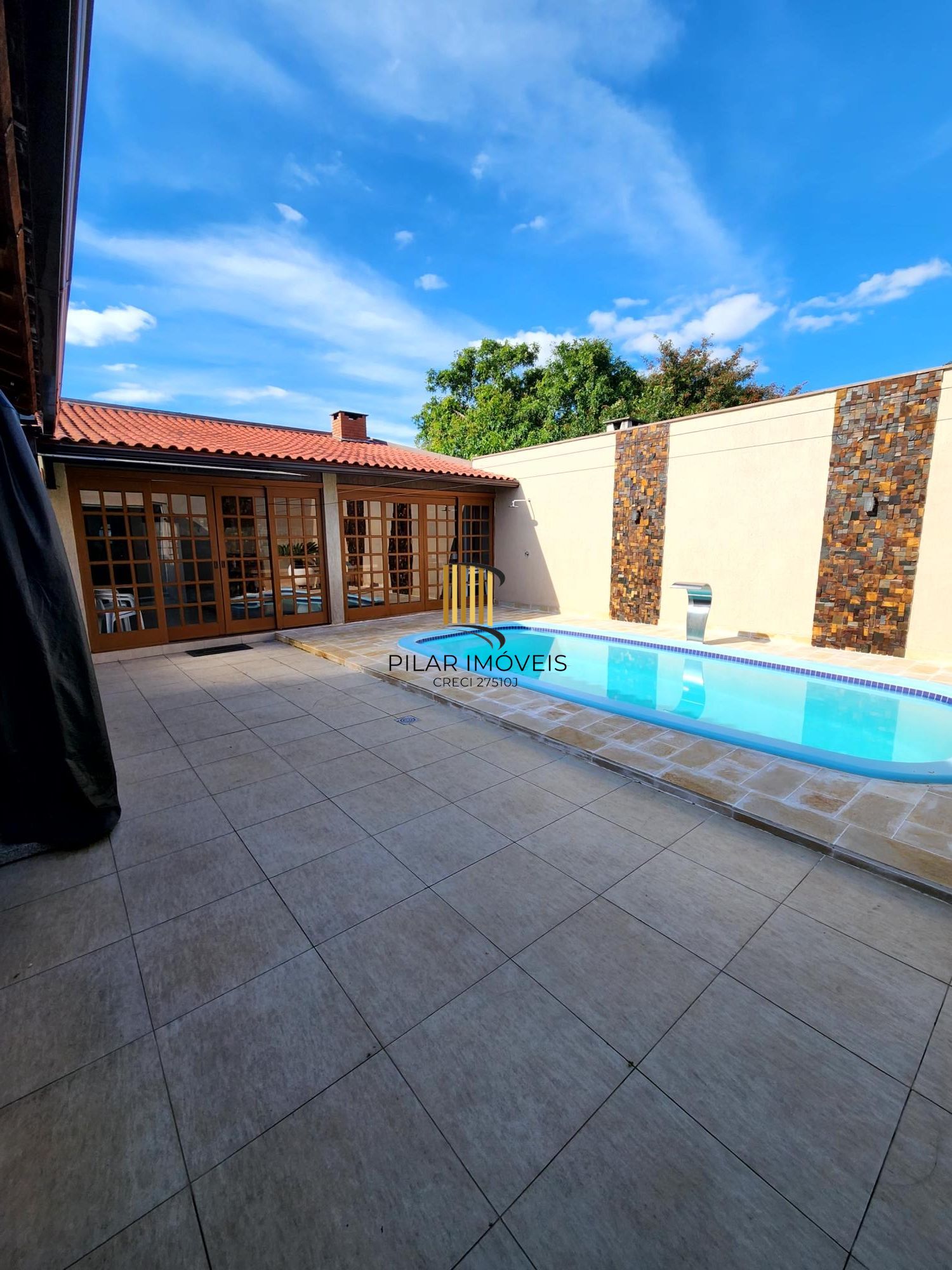 Casa com 2 dormitórios, suíte, piscina e espaço gourmet no Jardim Algarve
