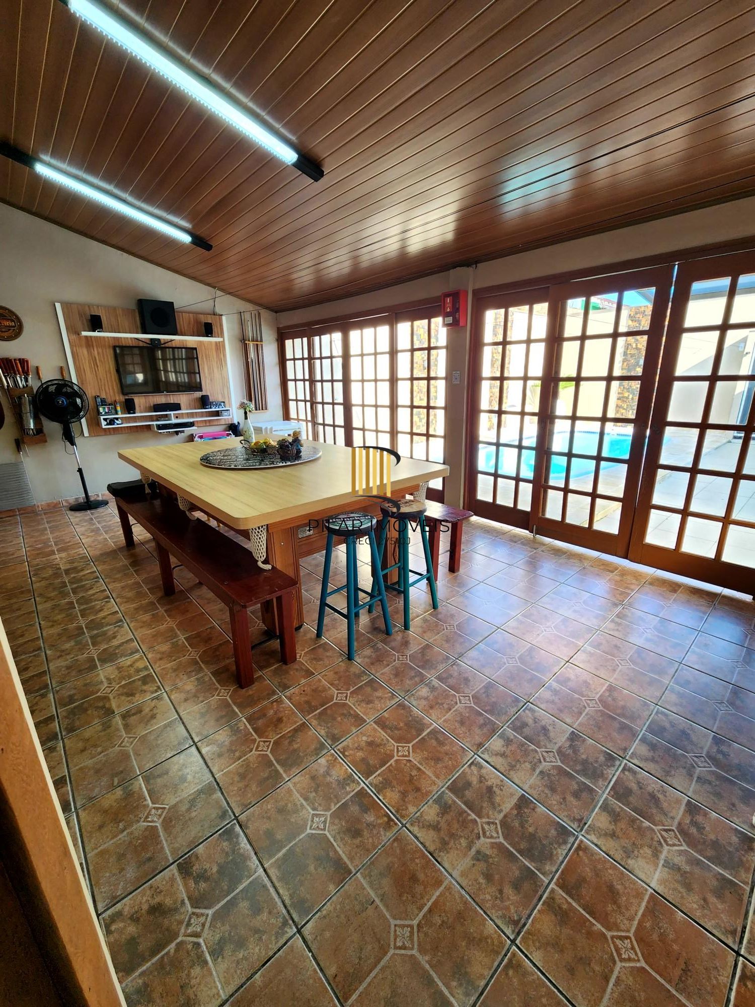 Casa com 2 dormitórios, suíte, piscina e espaço gourmet no Jardim Algarve
