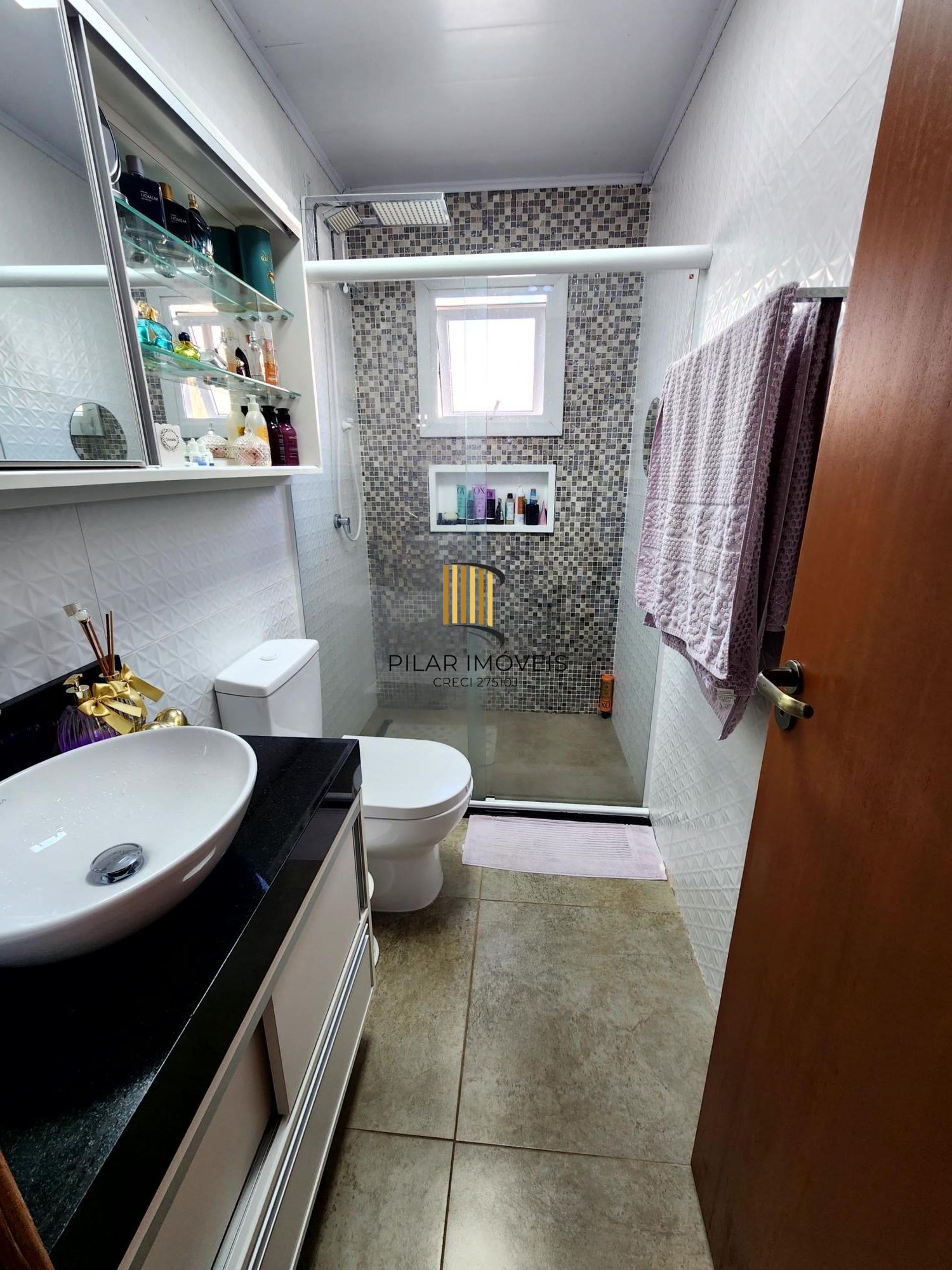 Casa com 2 dormitórios, suíte, piscina e espaço gourmet no Jardim Algarve