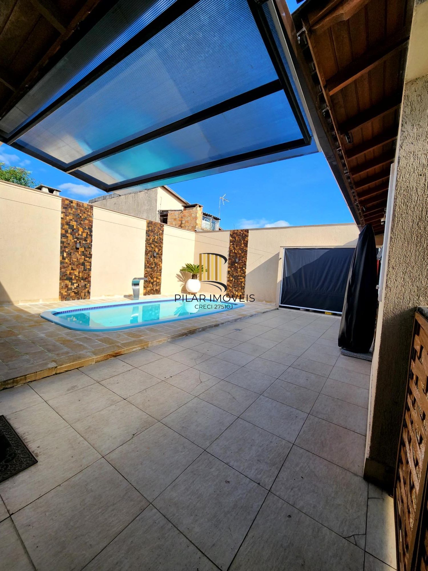 Casa com 2 dormitórios, suíte, piscina e espaço gourmet no Jardim Algarve