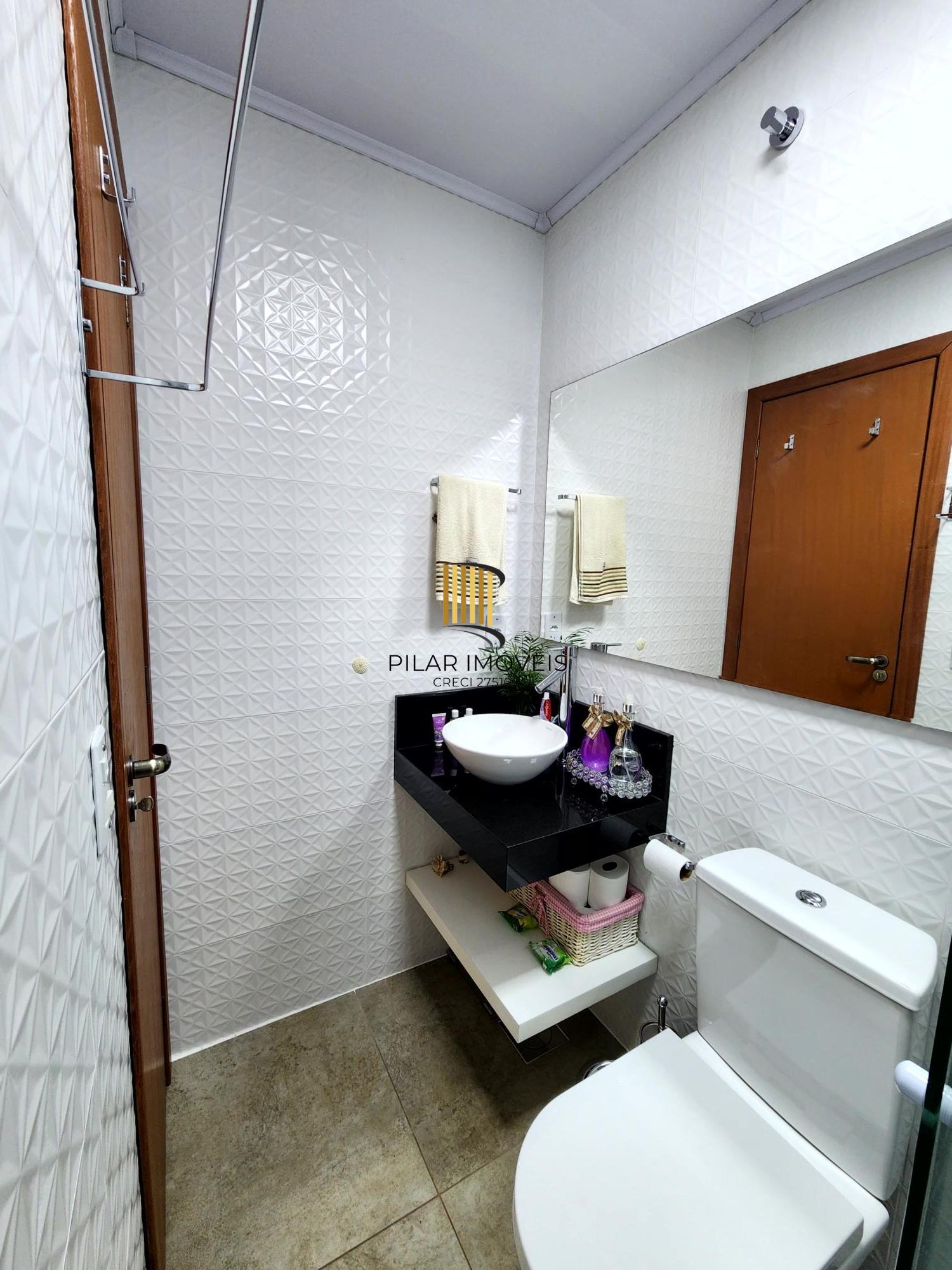 Casa com 2 dormitórios, suíte, piscina e espaço gourmet no Jardim Algarve