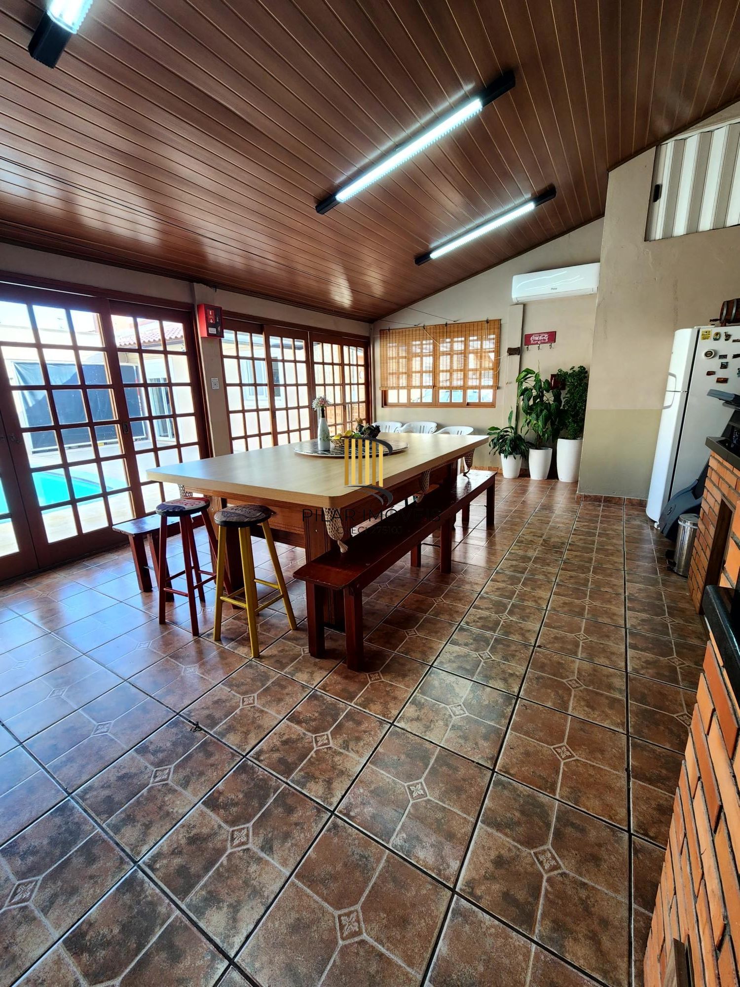 Casa com 2 dormitórios, suíte, piscina e espaço gourmet no Jardim Algarve