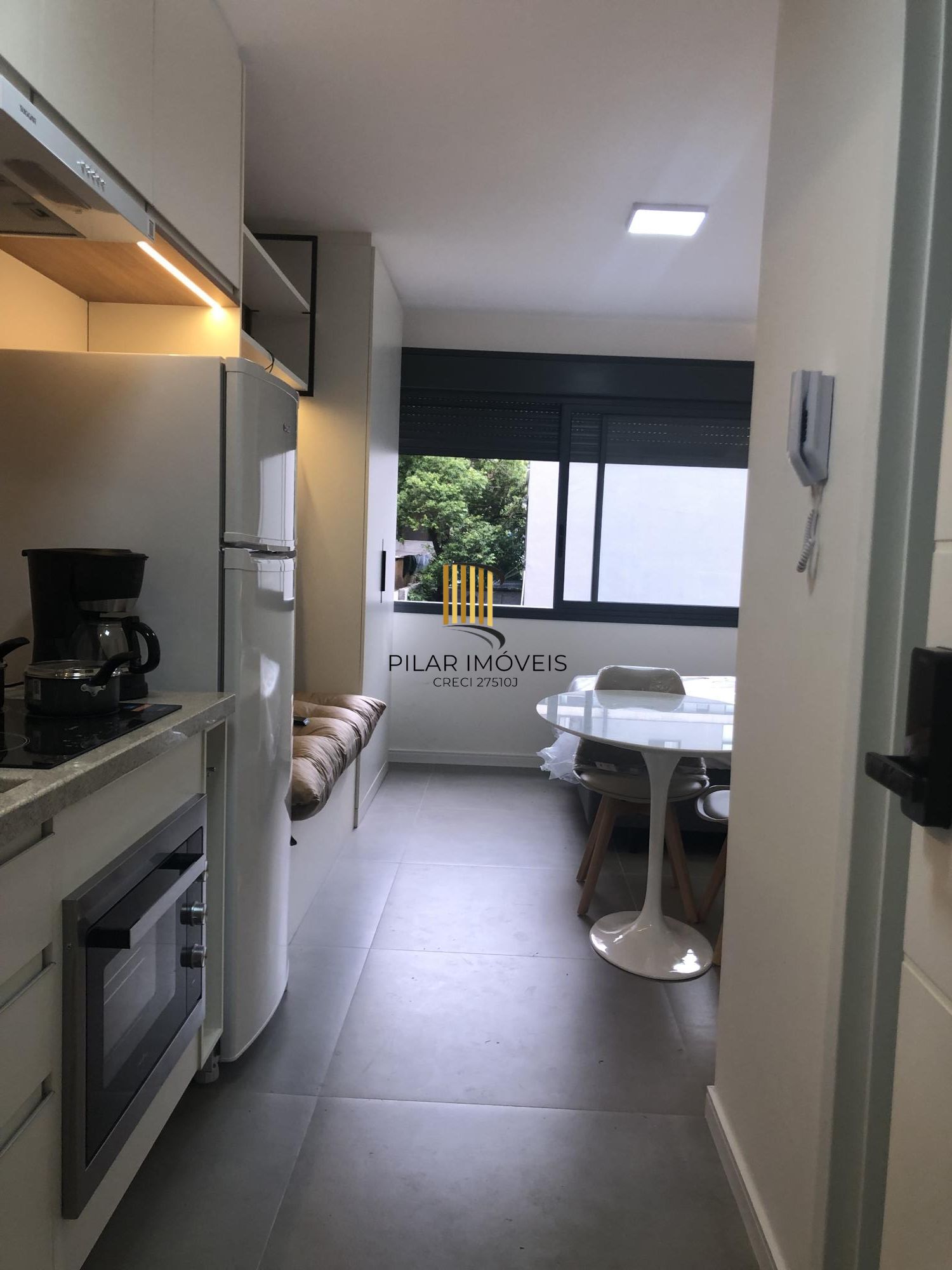 Apartamento desocupado e totalmente mobiliado com uma garagem