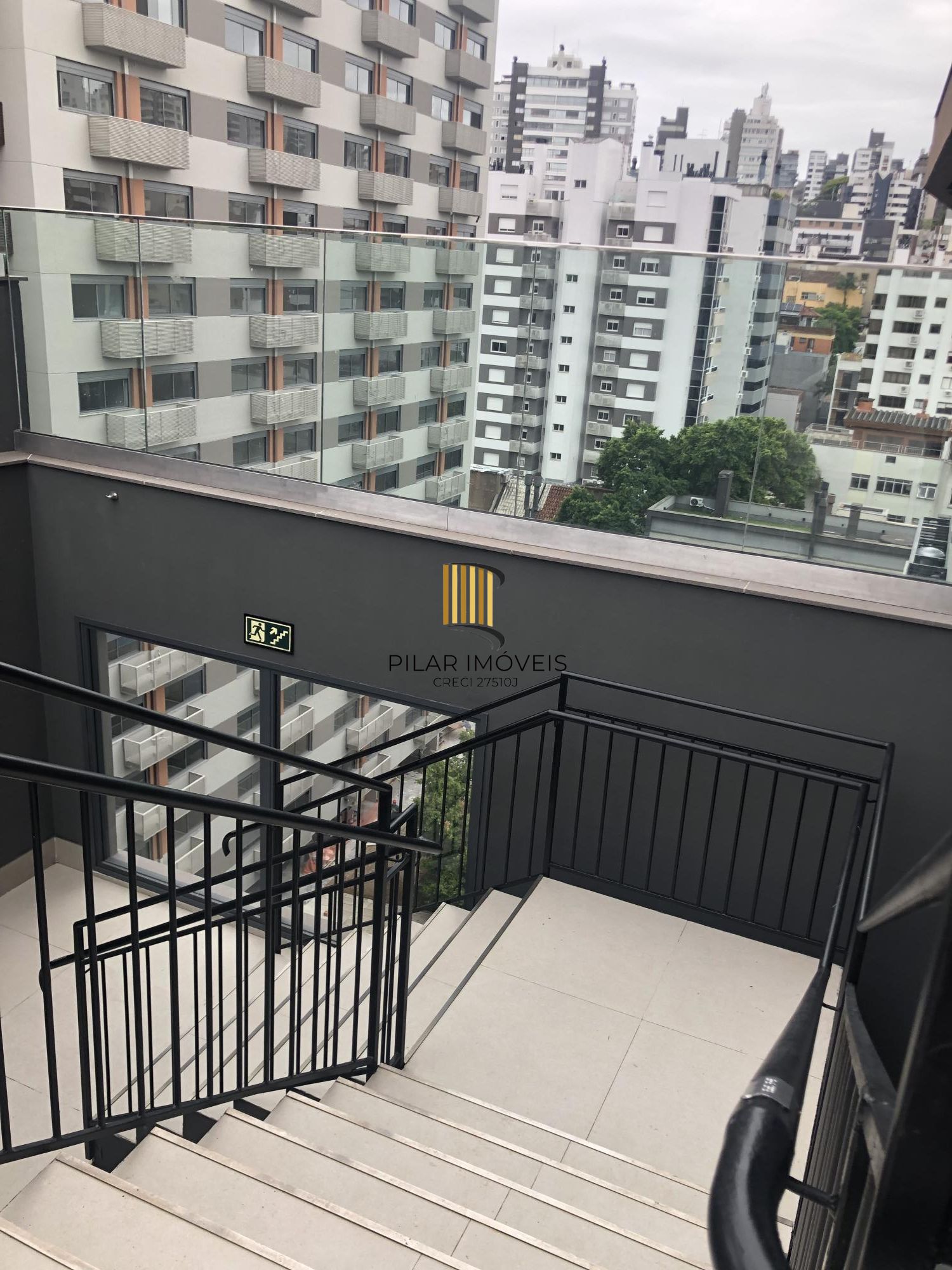 Apartamento desocupado e totalmente mobiliado com uma garagem