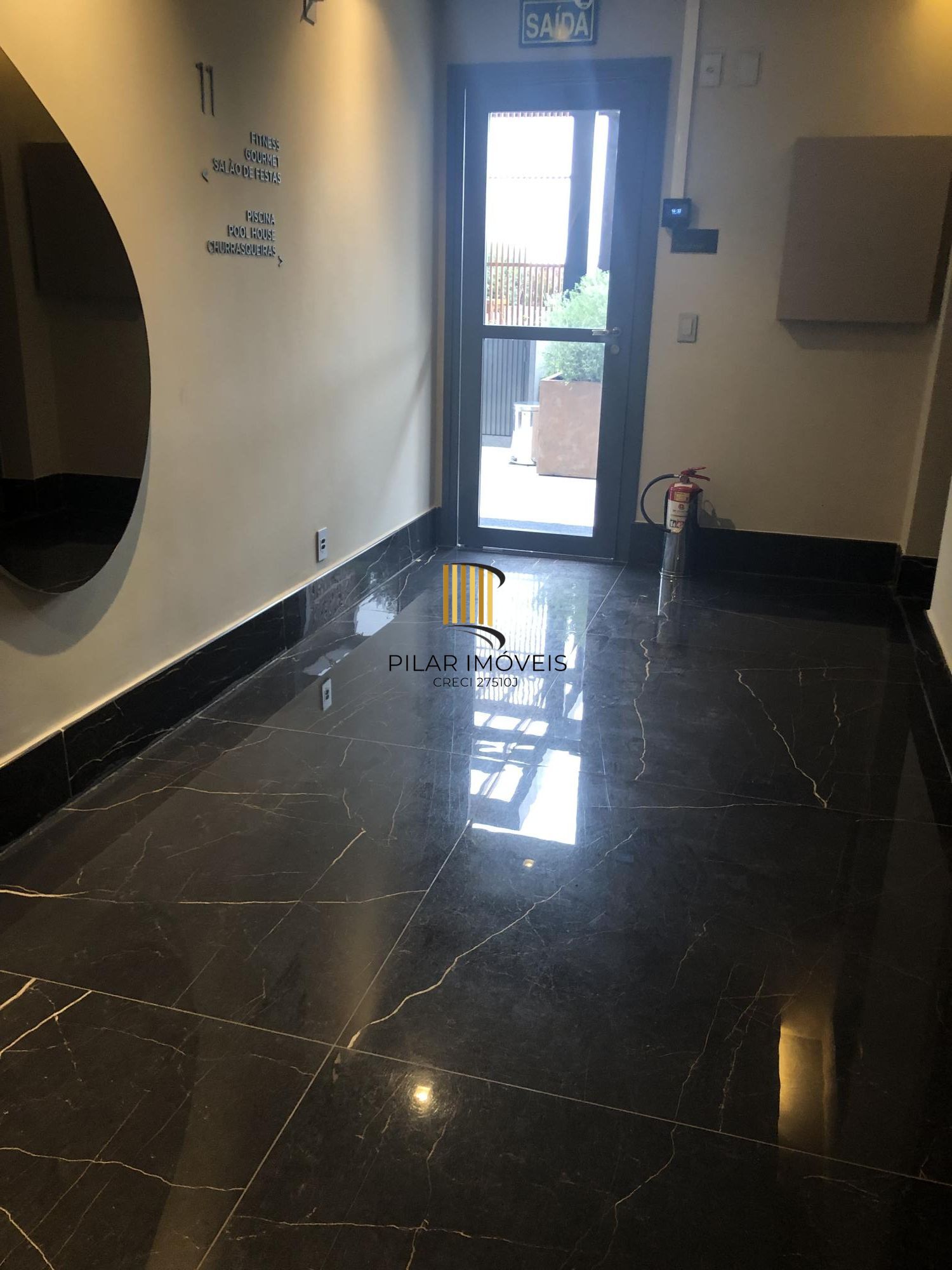 Apartamento desocupado e totalmente mobiliado com uma garagem