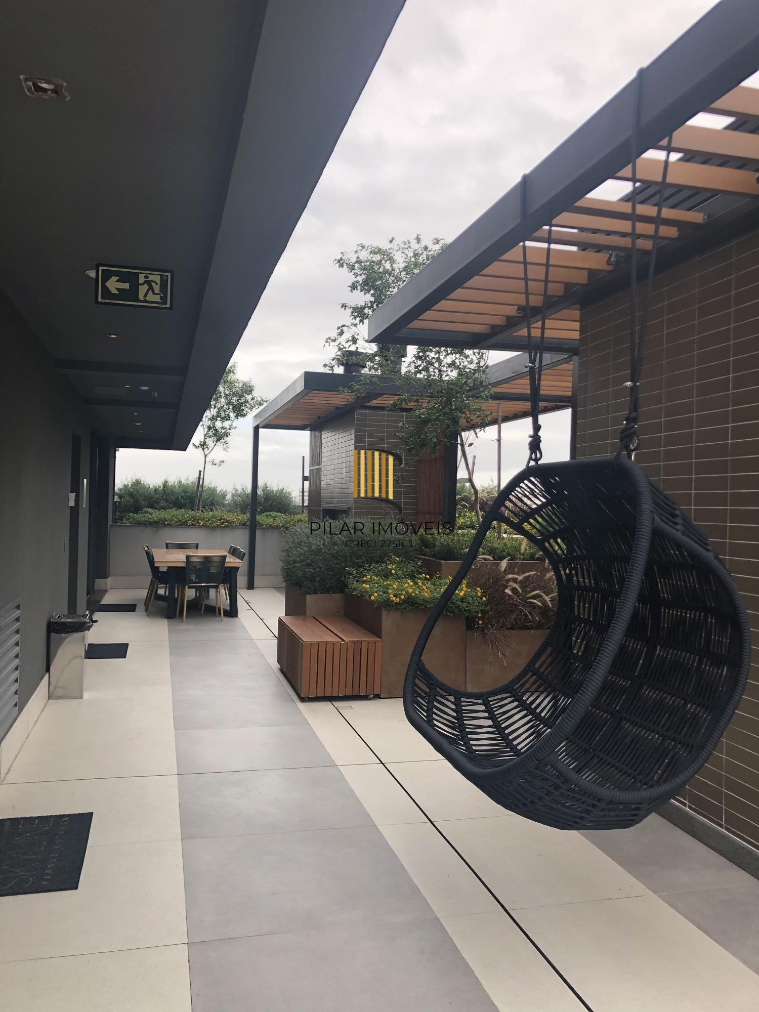 Apartamento desocupado e totalmente mobiliado com uma garagem