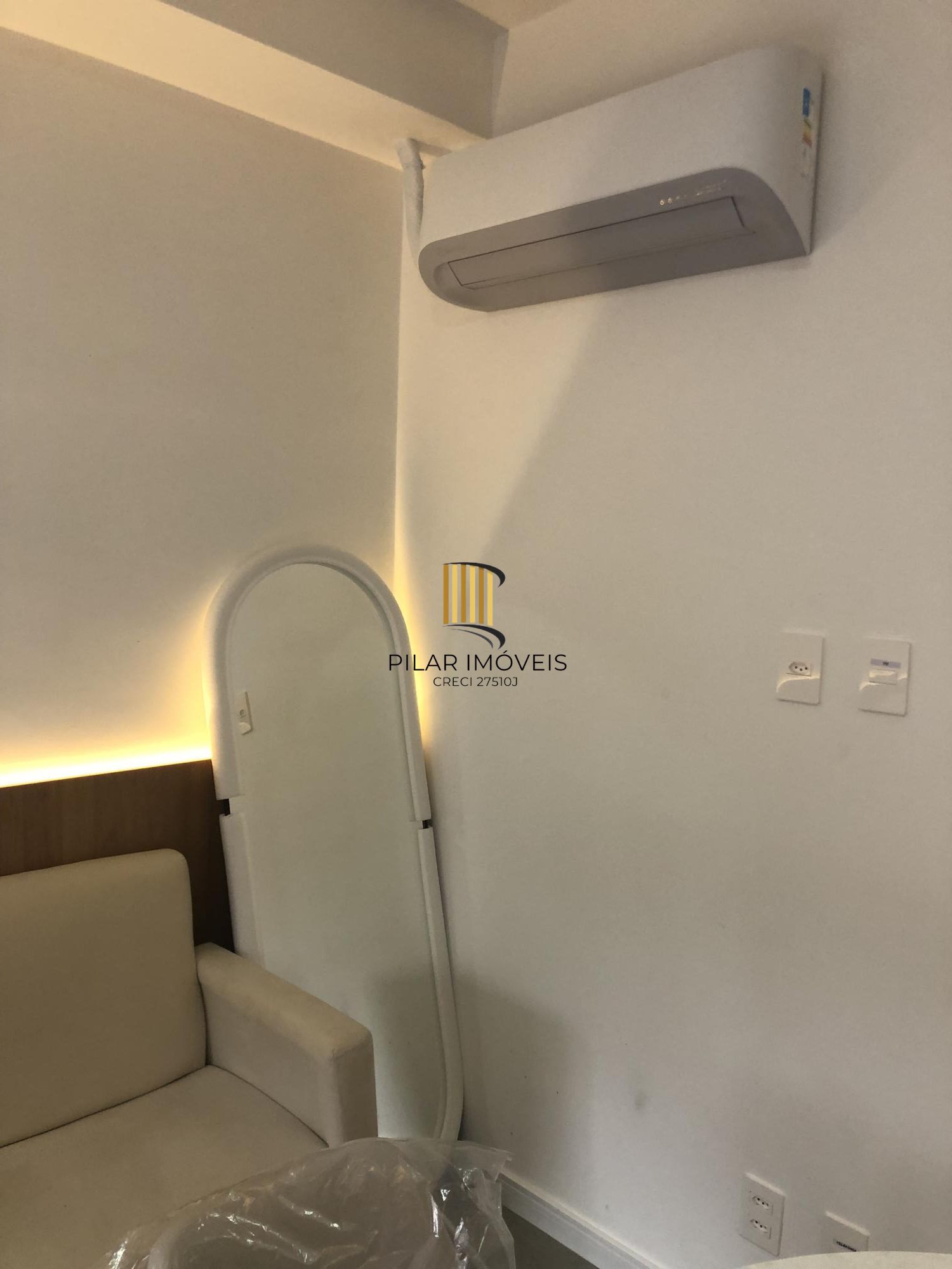 Apartamento desocupado e totalmente mobiliado com uma garagem