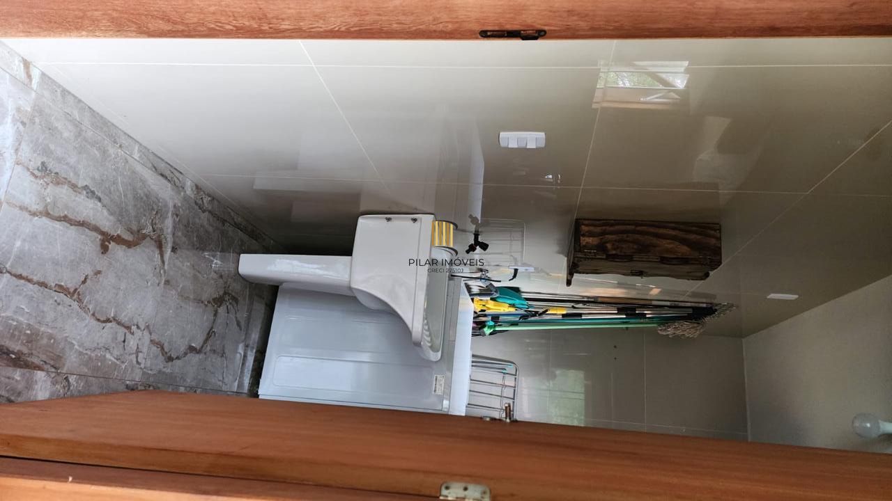 Casa com 2 dormitórios, piscina em terreno totalmente arborizado.