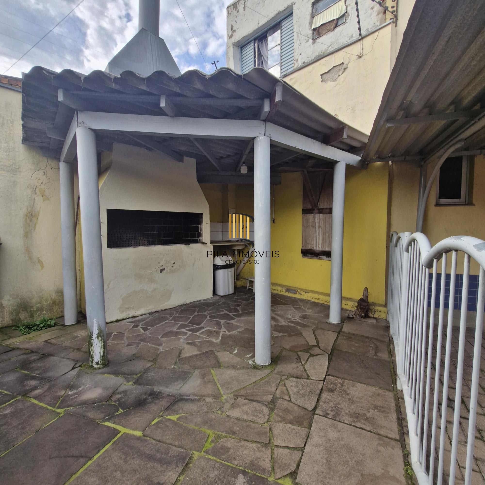 Excelente Apartamento de três dormitórios com suíte e garagem, na Av. Cavalhada, Porto Alegre.
