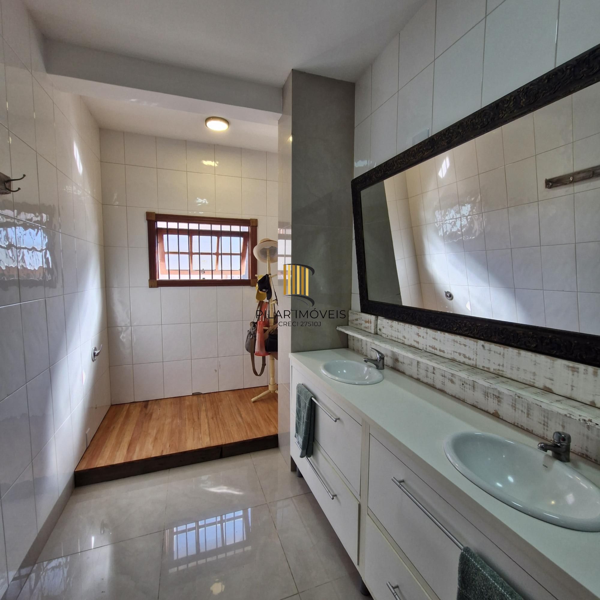 Excelente Sobrado no Jardim Itú Sabará com quatro Dormitórios sendo três Suites.