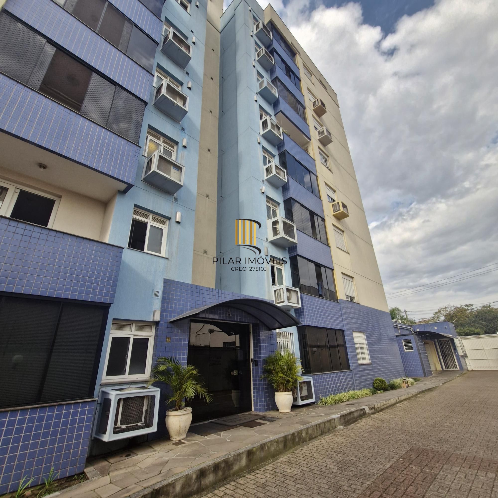 Excelente Apartamento de três dormitórios com suíte e garagem, na Av. Cavalhada, Porto Alegre.