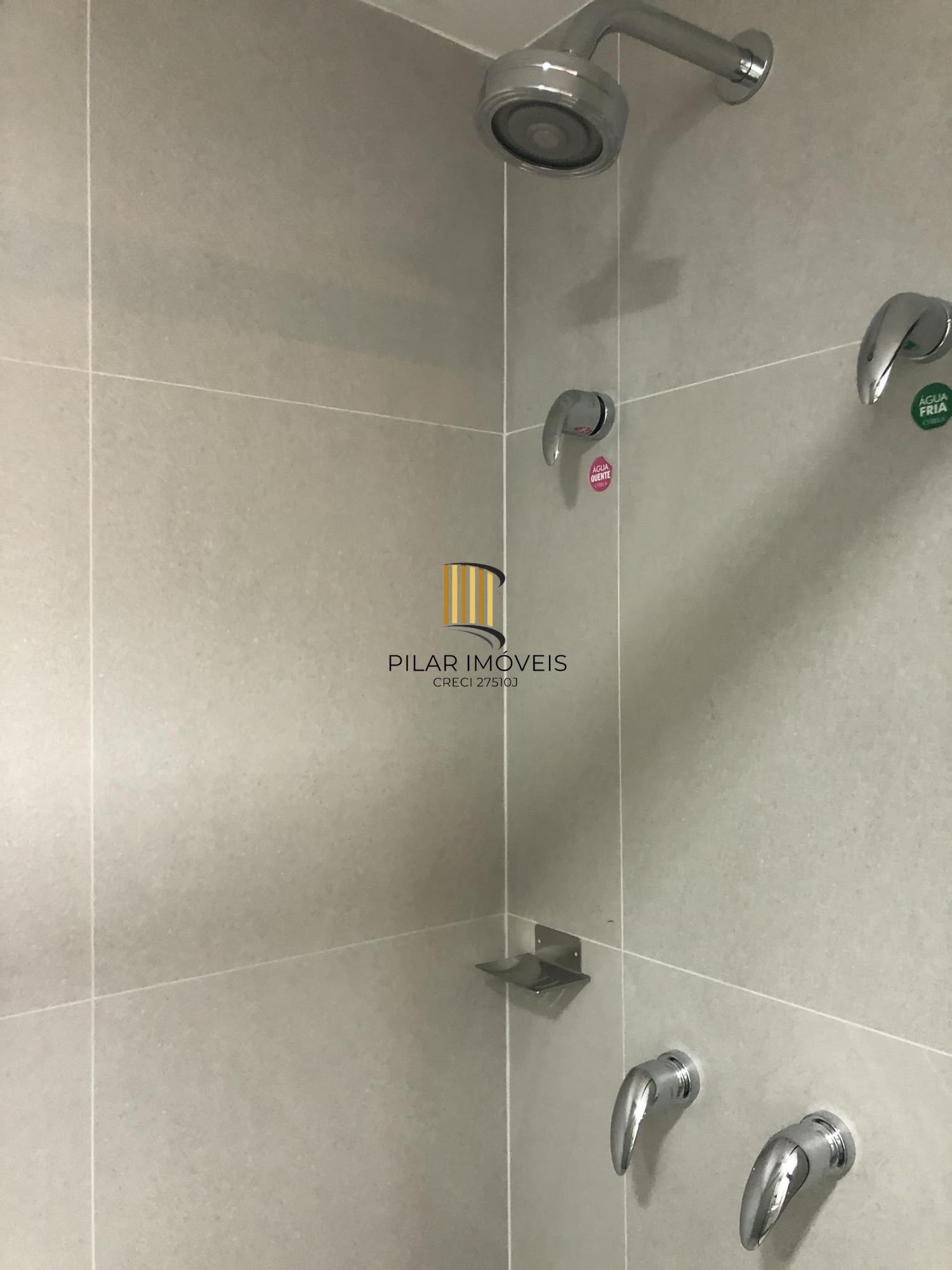 Apartamento desocupado e totalmente mobiliado com uma garagem