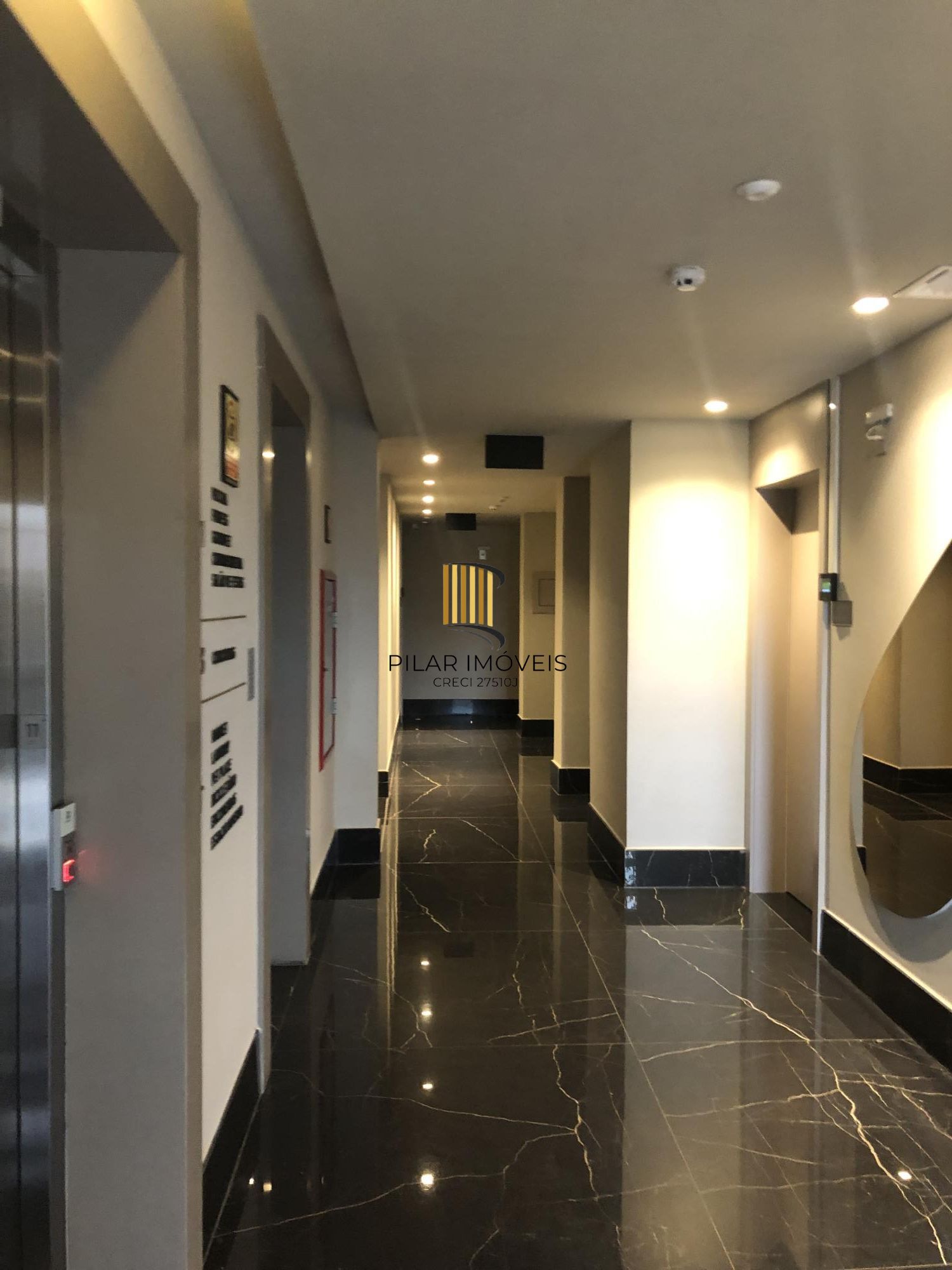 Apartamento desocupado e totalmente mobiliado com uma garagem