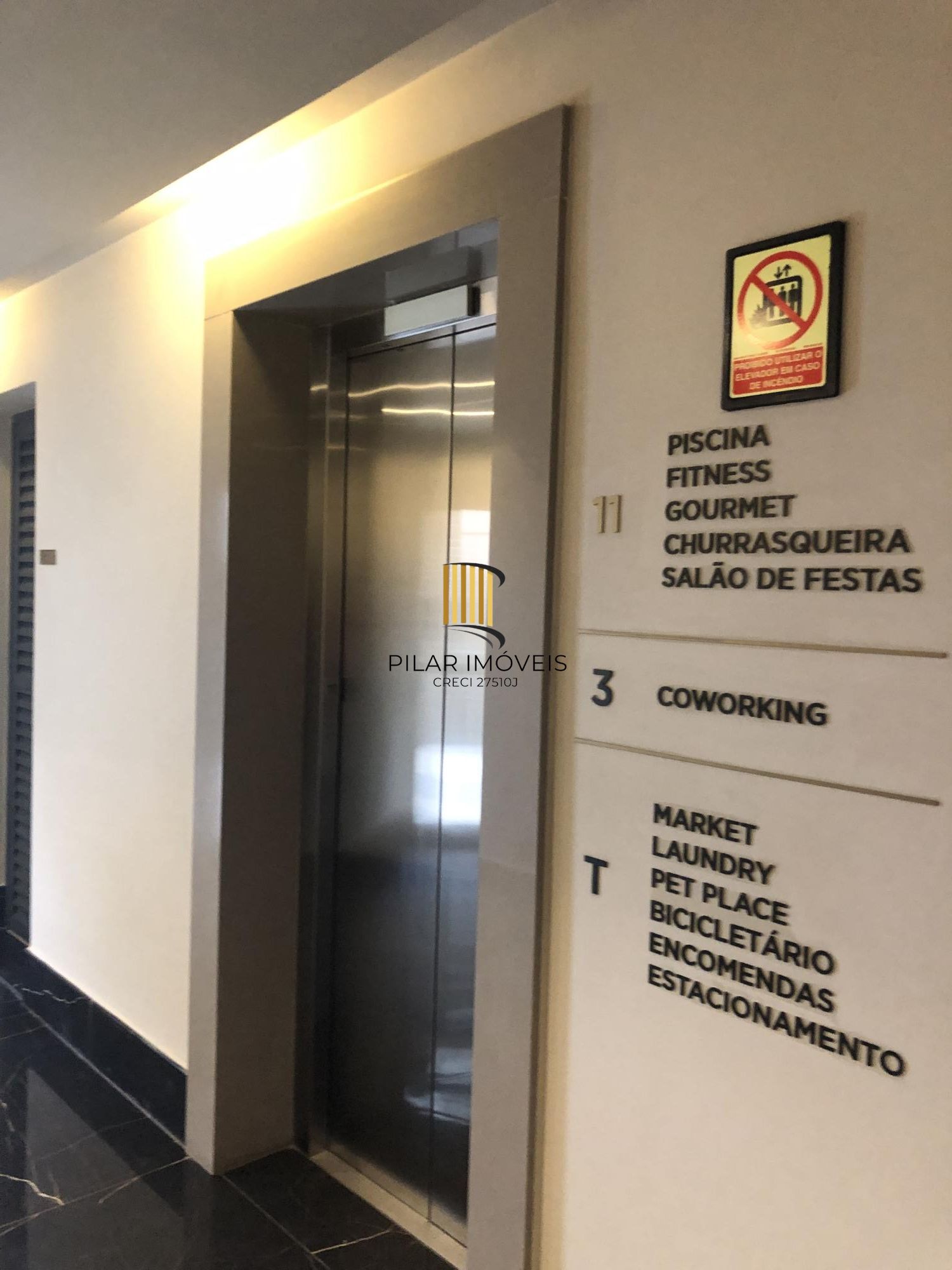 Apartamento desocupado e totalmente mobiliado com uma garagem