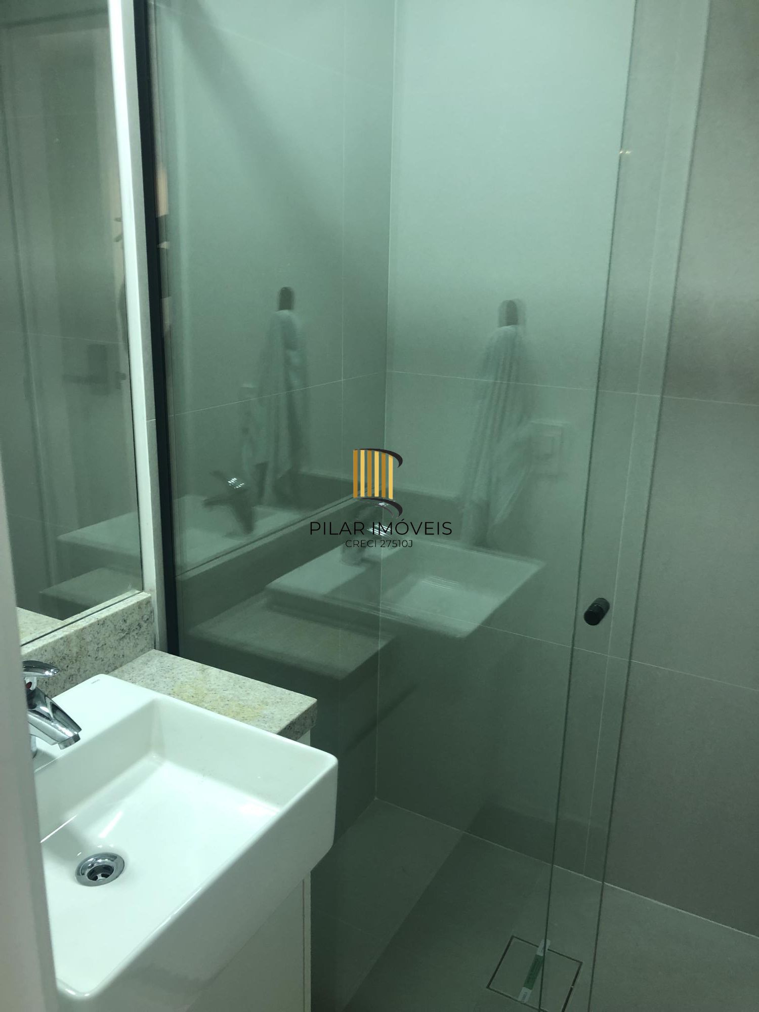 Apartamento desocupado e totalmente mobiliado com uma garagem