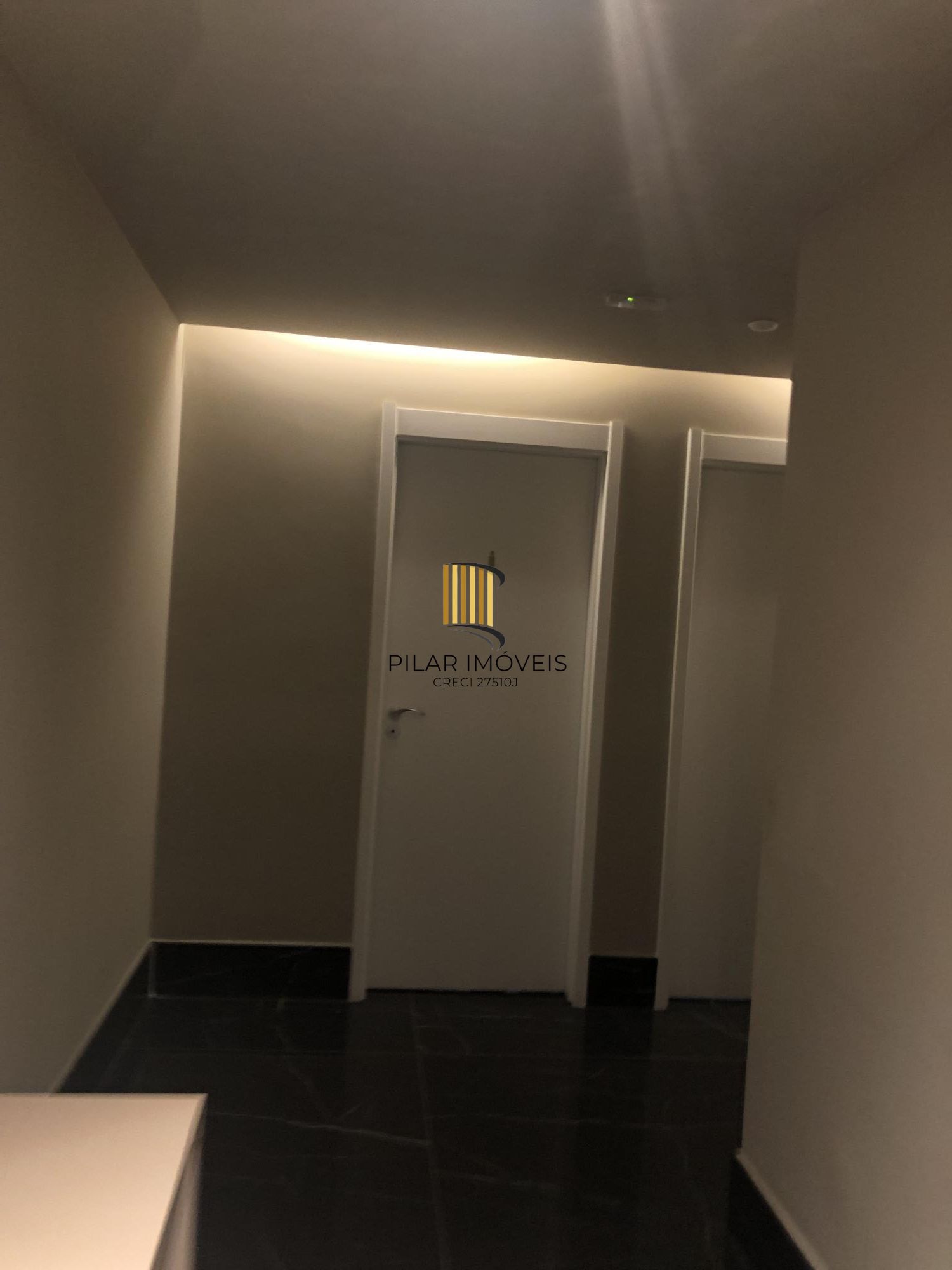 Apartamento desocupado e totalmente mobiliado com uma garagem