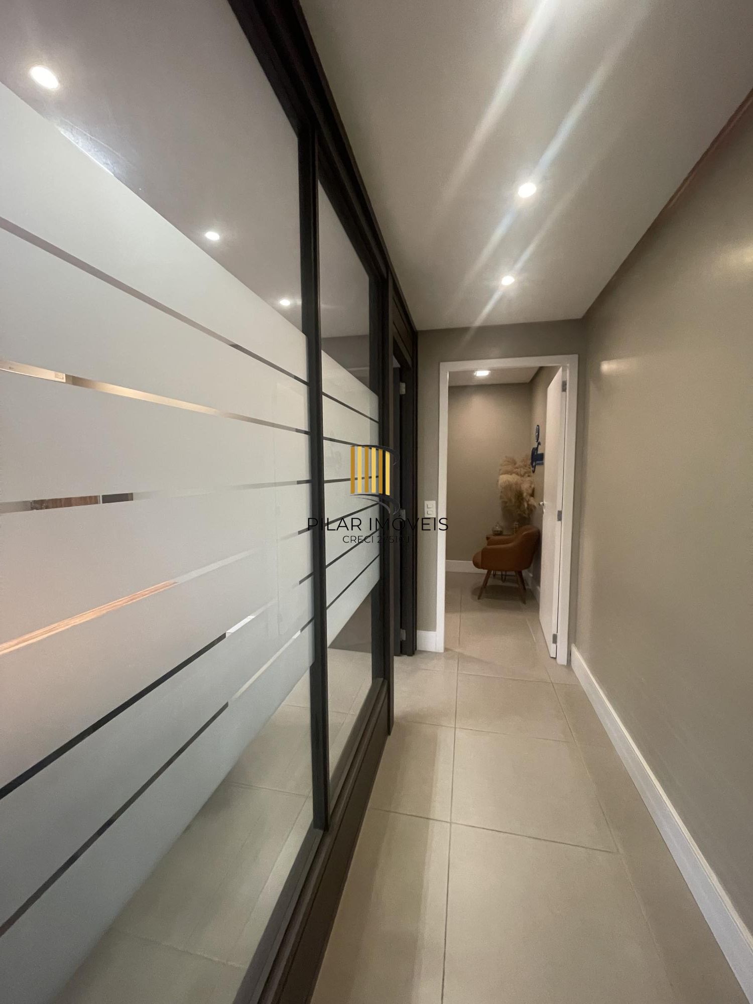 Ampla sala comercial com vaga de garagem escriturada