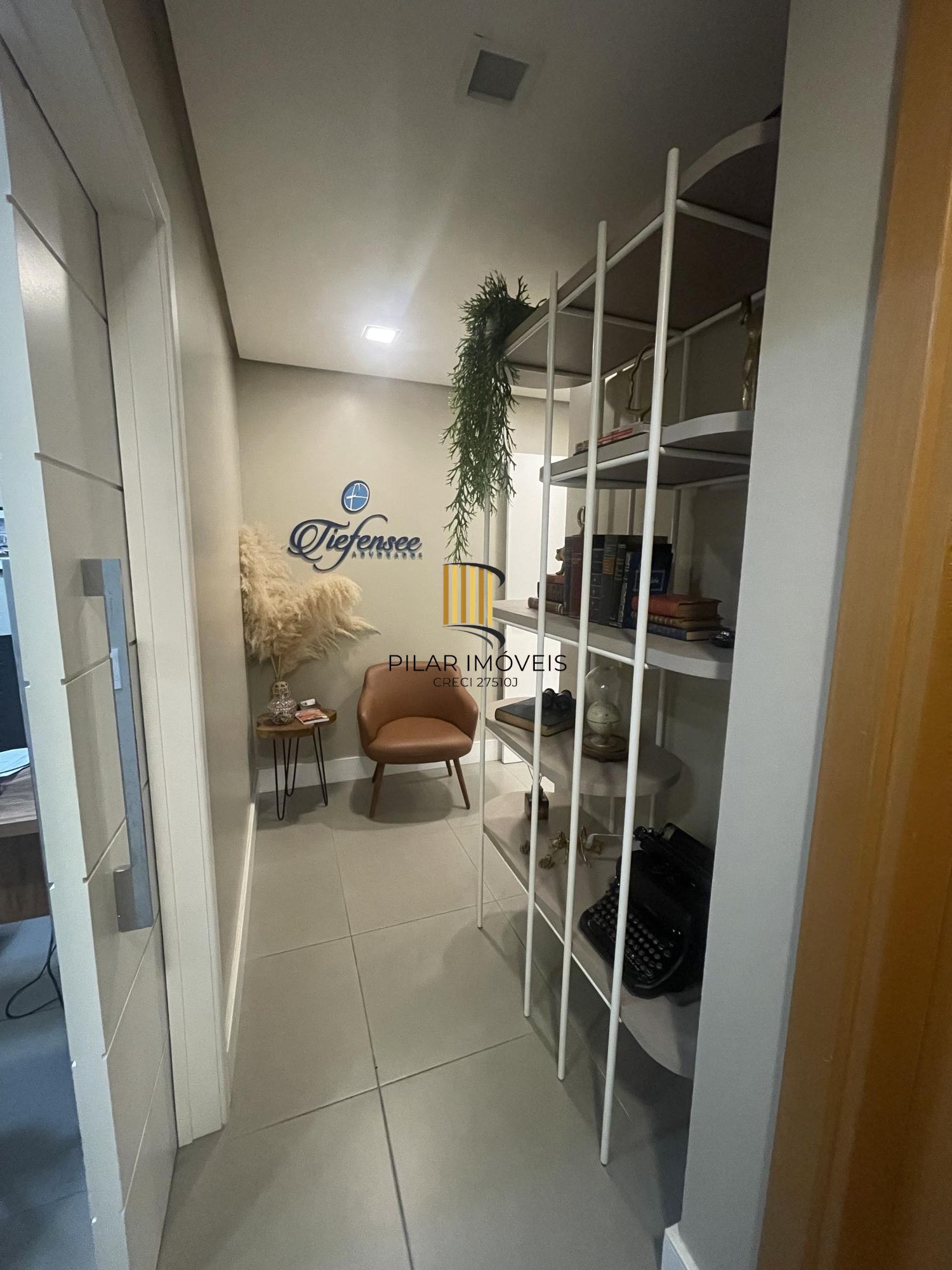 Ampla sala comercial com vaga de garagem escriturada