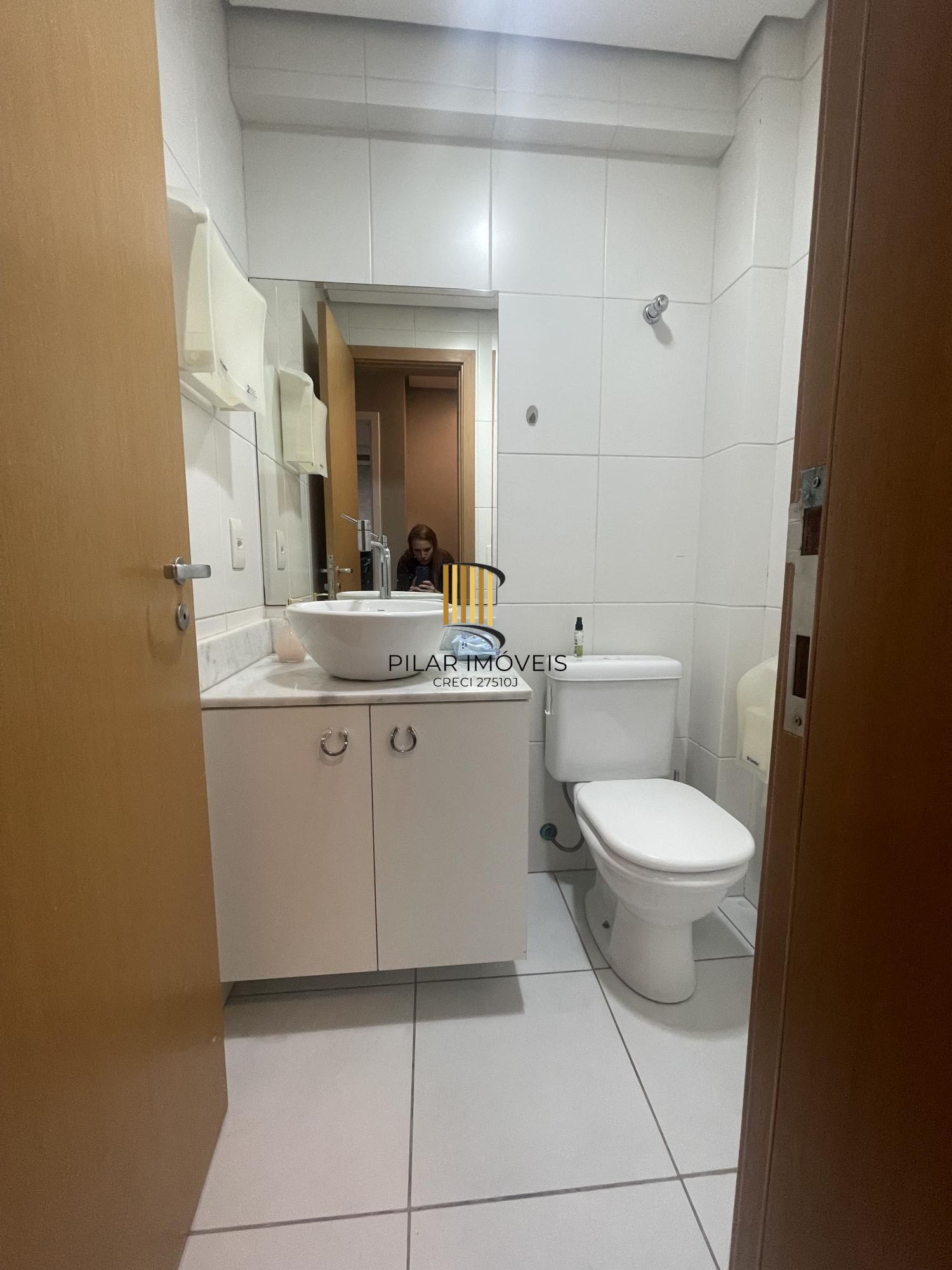 Ampla sala comercial com vaga de garagem escriturada
