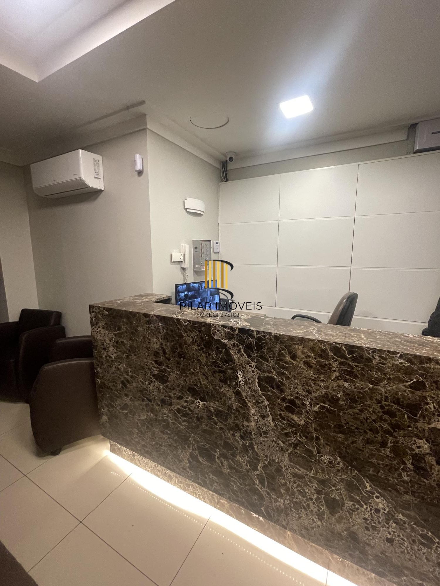 Ampla sala comercial com vaga de garagem escriturada