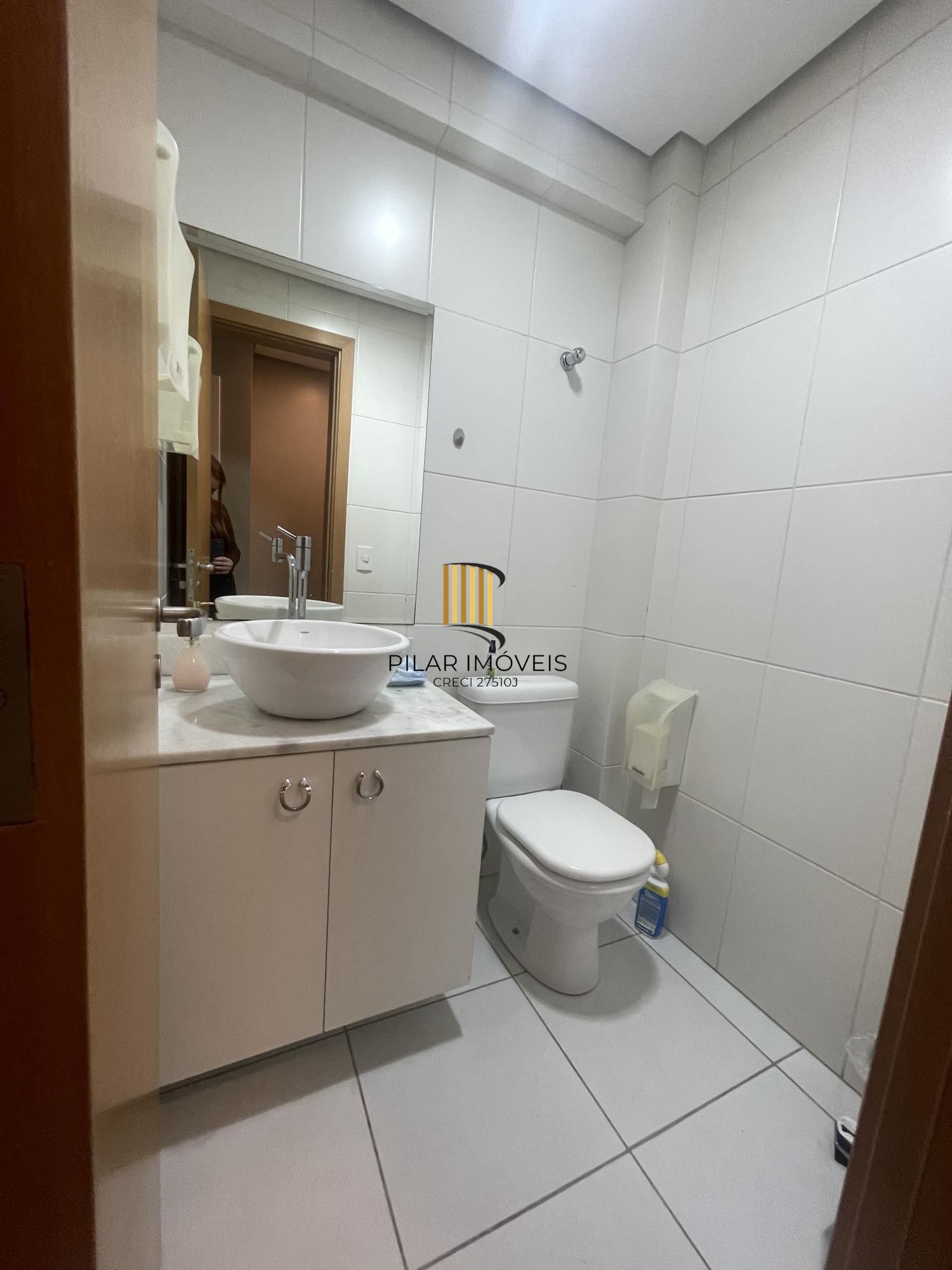 Ampla sala comercial com vaga de garagem escriturada